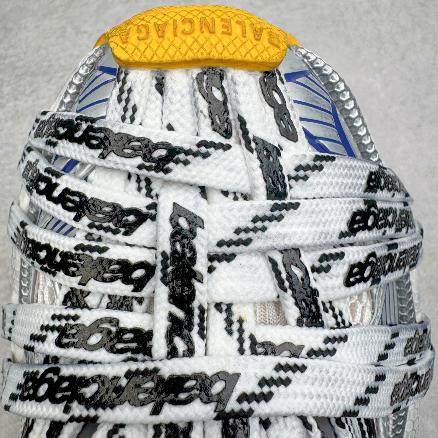 图片[18]-＃VG零售版 BALENCIAGA 3XL Sneakers 巴黎世家十代网布系带低帮走秀复古老爹鞋 全套原纸板楦头开发 最原汁原味的灵魂版型 全鞋荧光划线卡点 胶水把控整洁度追求极致完美 每一双都是工艺品 多重QC质检 超越公司货的品控标准 实实在在的免检产品 原盒原配 正确字体电绣 粗细、位置、大小正确 侧边TPU 透气孔匹配意产原版 正确分离大底 TPU软底 原版一致大底LOGO 立体感十足 原厂皮料水洗做旧 采购原厂网纱 不含皮革 网布材料和聚氨酯 磨损效果 鞋头边缘和后帮 Balenciaga 徽标 鞋面和后跟凸印尺码 鞋舌 3XL 橡胶品牌标识和反光细节 鞋帮拉袢和鞋舌拉祥 配反光细节 备用鞋带在鞋履前侧 可在穿着前取下 便于不同造型搭配 正常尺码 尺码：35 36 37 38 39 40 41 42 43 44 45 46-选品中心