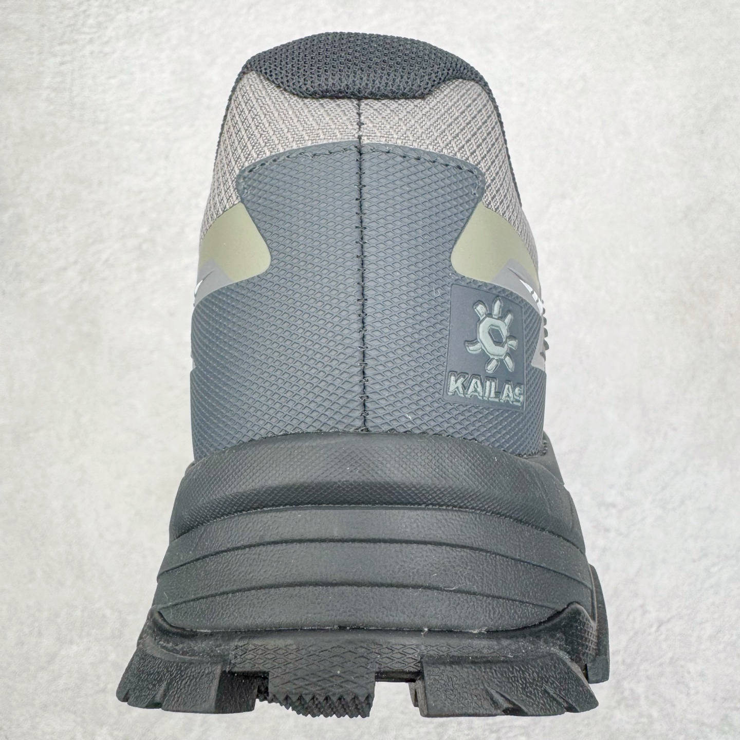 图片[8]-＃K版 KAILAS 凯乐石远征5代 FLT 舒适简约经典登山 防滑耐磨防水低帮徒步鞋 KAILAS凯乐石品牌是全球三大全系攀登品牌之一，于2003年创立于中国广州，致力于为有攀登梦想的户外运动员及爱好者，研发制造功能性专业装备，满足他们在极限环境下安全舒适的需求，凯乐石专注于科技面料的开发及专业功能设计，产品线覆盖登山、攀岩、徒步、越野跑山、露营、旅行等多项户外运动，通过运动员的测试反馈，不断进化迭代，产品荣获国内外大奖71座，发明专利21个，更突破性的自主研发攀登器械，打造出中国的攀登硬实力。实拍调校N版已经零色差零失真 百分百还原实物色彩所见即所得 不存在货不对板色差等低级问题 选购参考实物拍摄 不混卖不参货 只用心做好货严格选品 承诺混一赔十 尺码：36 36.5 37.5 38 38.5 39 39.5 40 40.5 41 41.5 42 42.5 43 44 44.5 45-选品中心