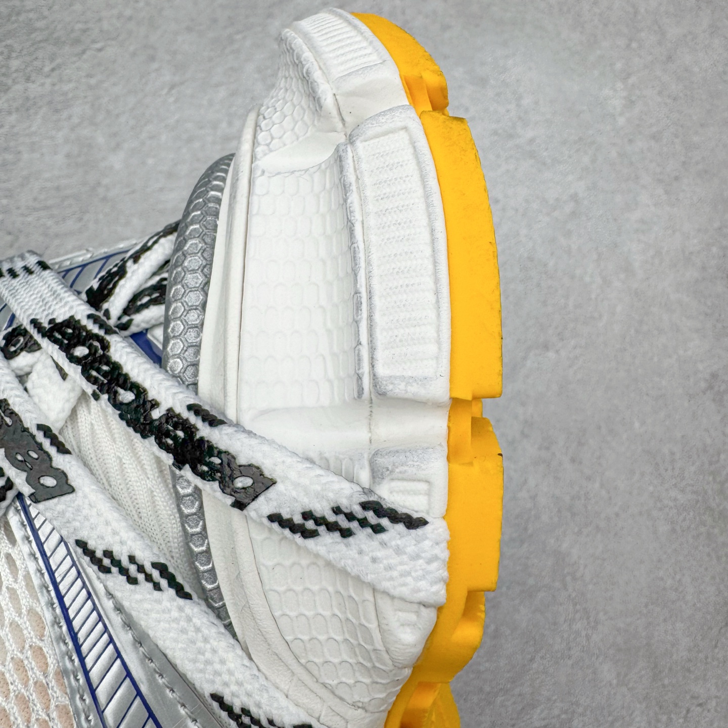 图片[15]-＃VG零售版 BALENCIAGA 3XL Sneakers 巴黎世家十代网布系带低帮走秀复古老爹鞋 全套原纸板楦头开发 最原汁原味的灵魂版型 全鞋荧光划线卡点 胶水把控整洁度追求极致完美 每一双都是工艺品 多重QC质检 超越公司货的品控标准 实实在在的免检产品 原盒原配 正确字体电绣 粗细、位置、大小正确 侧边TPU 透气孔匹配意产原版 正确分离大底 TPU软底 原版一致大底LOGO 立体感十足 原厂皮料水洗做旧 采购原厂网纱 不含皮革 网布材料和聚氨酯 磨损效果 鞋头边缘和后帮 Balenciaga 徽标 鞋面和后跟凸印尺码 鞋舌 3XL 橡胶品牌标识和反光细节 鞋帮拉袢和鞋舌拉祥 配反光细节 备用鞋带在鞋履前侧 可在穿着前取下 便于不同造型搭配 正常尺码 尺码：35 36 37 38 39 40 41 42 43 44 45 46-选品中心