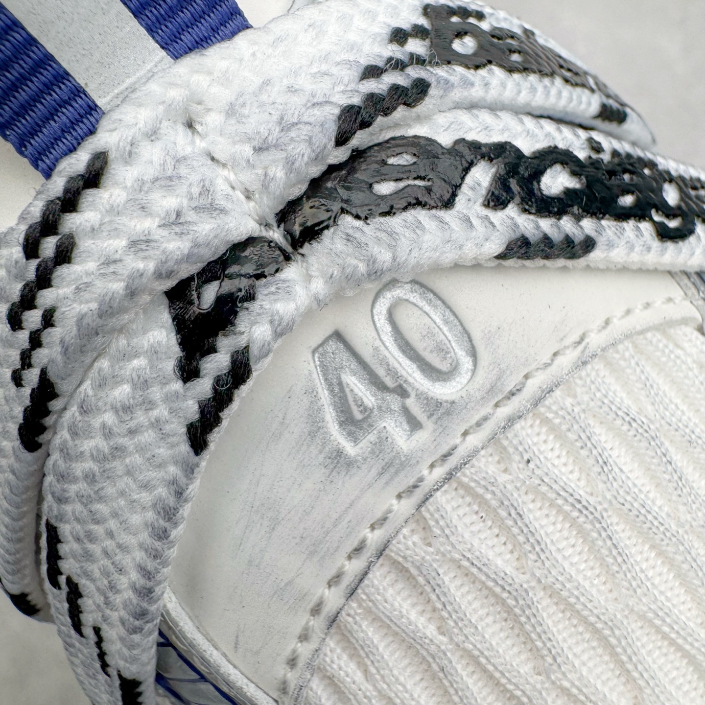 图片[13]-＃VG零售版 BALENCIAGA 3XL Sneakers 巴黎世家十代网布系带低帮走秀复古老爹鞋 全套原纸板楦头开发 最原汁原味的灵魂版型 全鞋荧光划线卡点 胶水把控整洁度追求极致完美 每一双都是工艺品 多重QC质检 超越公司货的品控标准 实实在在的免检产品 原盒原配 正确字体电绣 粗细、位置、大小正确 侧边TPU 透气孔匹配意产原版 正确分离大底 TPU软底 原版一致大底LOGO 立体感十足 原厂皮料水洗做旧 采购原厂网纱 不含皮革 网布材料和聚氨酯 磨损效果 鞋头边缘和后帮 Balenciaga 徽标 鞋面和后跟凸印尺码 鞋舌 3XL 橡胶品牌标识和反光细节 鞋帮拉袢和鞋舌拉祥 配反光细节 备用鞋带在鞋履前侧 可在穿着前取下 便于不同造型搭配 正常尺码 尺码：35 36 37 38 39 40 41 42 43 44 45 46-选品中心