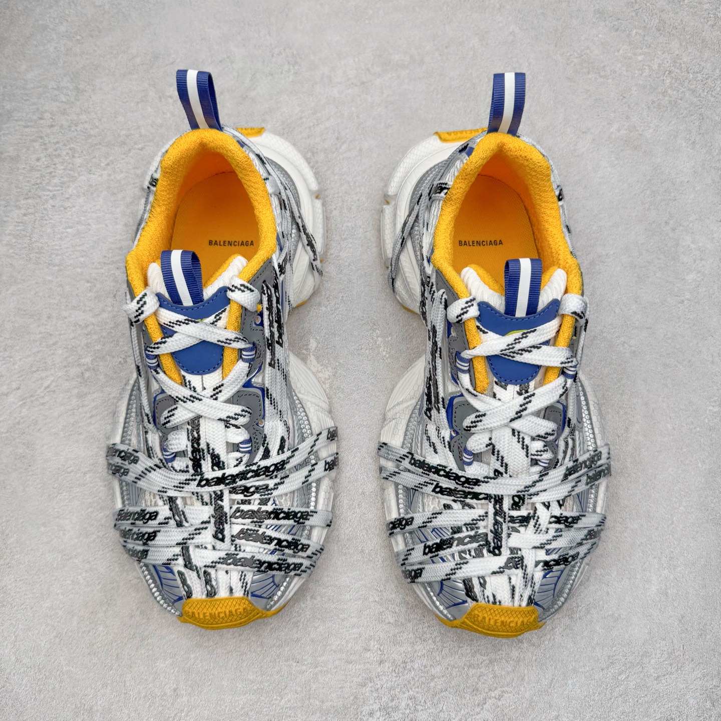 图片[2]-＃VG零售版 BALENCIAGA 3XL Sneakers 巴黎世家十代网布系带低帮走秀复古老爹鞋 全套原纸板楦头开发 最原汁原味的灵魂版型 全鞋荧光划线卡点 胶水把控整洁度追求极致完美 每一双都是工艺品 多重QC质检 超越公司货的品控标准 实实在在的免检产品 原盒原配 正确字体电绣 粗细、位置、大小正确 侧边TPU 透气孔匹配意产原版 正确分离大底 TPU软底 原版一致大底LOGO 立体感十足 原厂皮料水洗做旧 采购原厂网纱 不含皮革 网布材料和聚氨酯 磨损效果 鞋头边缘和后帮 Balenciaga 徽标 鞋面和后跟凸印尺码 鞋舌 3XL 橡胶品牌标识和反光细节 鞋帮拉袢和鞋舌拉祥 配反光细节 备用鞋带在鞋履前侧 可在穿着前取下 便于不同造型搭配 正常尺码 尺码：35 36 37 38 39 40 41 42 43 44 45 46-选品中心