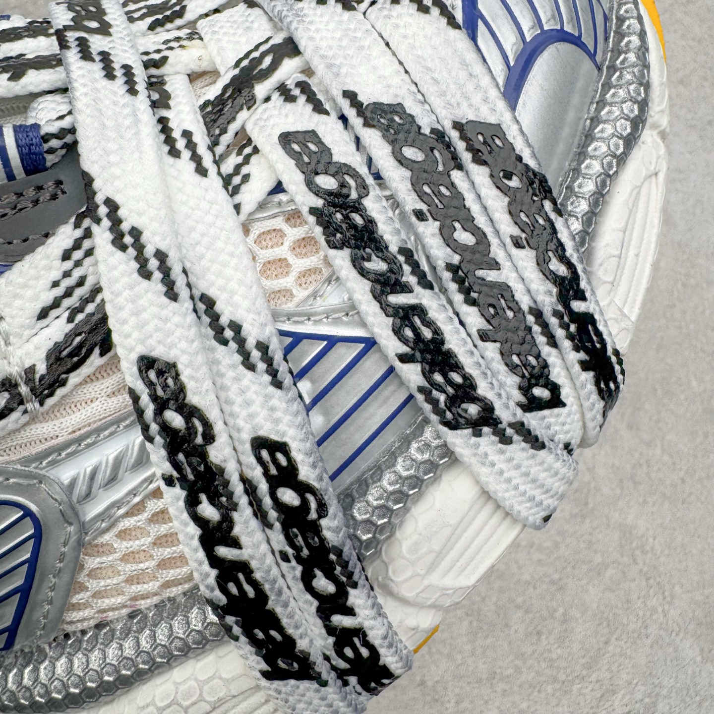 图片[19]-＃VG零售版 BALENCIAGA 3XL Sneakers 巴黎世家十代网布系带低帮走秀复古老爹鞋 全套原纸板楦头开发 最原汁原味的灵魂版型 全鞋荧光划线卡点 胶水把控整洁度追求极致完美 每一双都是工艺品 多重QC质检 超越公司货的品控标准 实实在在的免检产品 原盒原配 正确字体电绣 粗细、位置、大小正确 侧边TPU 透气孔匹配意产原版 正确分离大底 TPU软底 原版一致大底LOGO 立体感十足 原厂皮料水洗做旧 采购原厂网纱 不含皮革 网布材料和聚氨酯 磨损效果 鞋头边缘和后帮 Balenciaga 徽标 鞋面和后跟凸印尺码 鞋舌 3XL 橡胶品牌标识和反光细节 鞋帮拉袢和鞋舌拉祥 配反光细节 备用鞋带在鞋履前侧 可在穿着前取下 便于不同造型搭配 正常尺码 尺码：35 36 37 38 39 40 41 42 43 44 45 46-选品中心