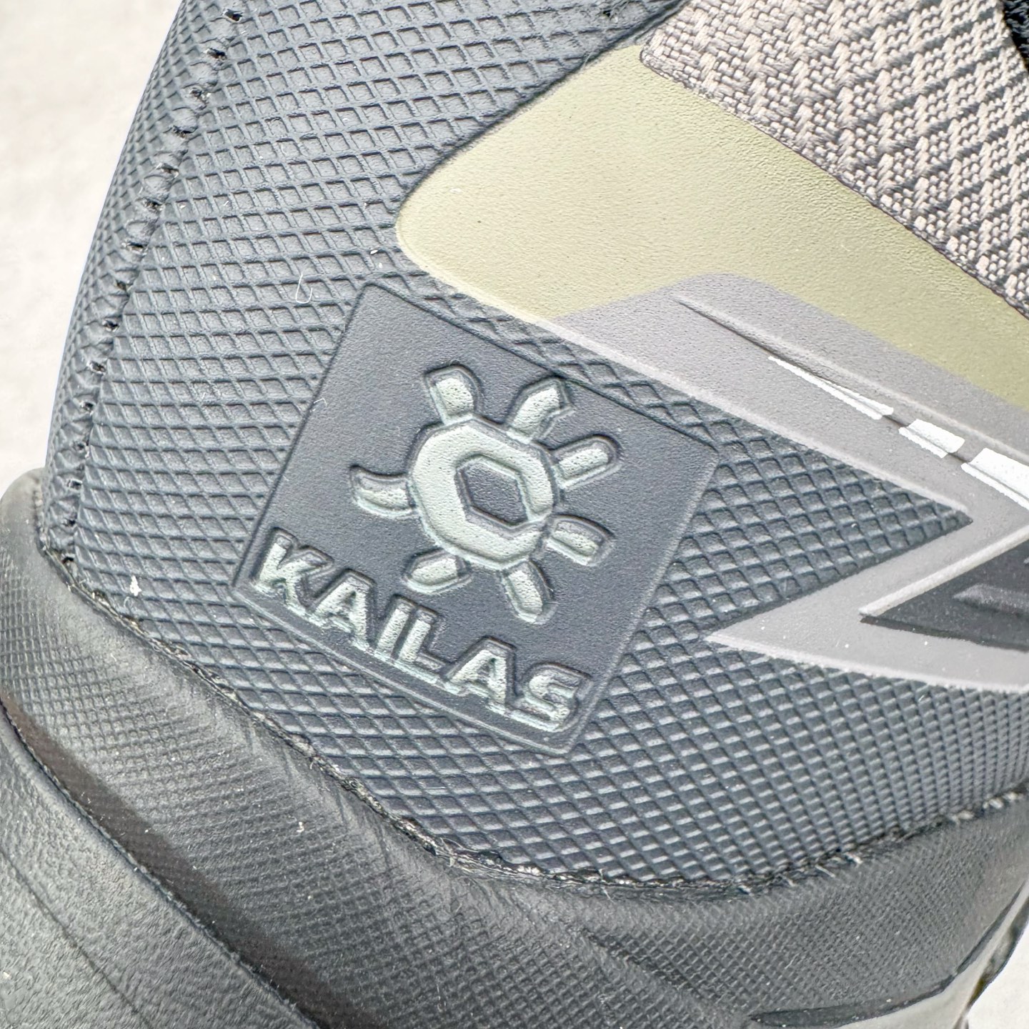 图片[14]-＃K版 KAILAS 凯乐石远征5代 FLT 舒适简约经典登山 防滑耐磨防水低帮徒步鞋 KAILAS凯乐石品牌是全球三大全系攀登品牌之一，于2003年创立于中国广州，致力于为有攀登梦想的户外运动员及爱好者，研发制造功能性专业装备，满足他们在极限环境下安全舒适的需求，凯乐石专注于科技面料的开发及专业功能设计，产品线覆盖登山、攀岩、徒步、越野跑山、露营、旅行等多项户外运动，通过运动员的测试反馈，不断进化迭代，产品荣获国内外大奖71座，发明专利21个，更突破性的自主研发攀登器械，打造出中国的攀登硬实力。实拍调校N版已经零色差零失真 百分百还原实物色彩所见即所得 不存在货不对板色差等低级问题 选购参考实物拍摄 不混卖不参货 只用心做好货严格选品 承诺混一赔十 尺码：36 36.5 37.5 38 38.5 39 39.5 40 40.5 41 41.5 42 42.5 43 44 44.5 45-选品中心