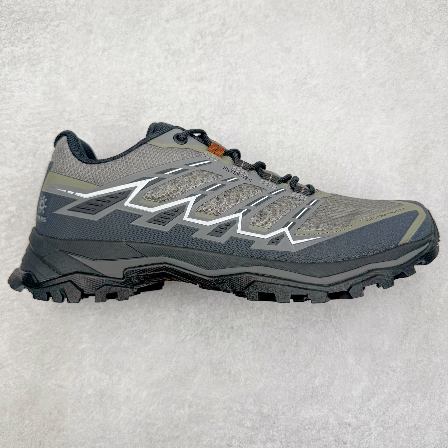 #K版 KAILAS 凯乐石远征5代 FLT 舒适简约经典登山 防滑耐磨防水低帮徒步鞋 KAILAS凯乐石品牌是全球三大全系攀登品牌之一,于2003年创立于中国广州,致力于为有攀登梦想的户外运动员及爱好者,研发制造功能性专业装备,满足他们在极限环境下安全舒适的需求,凯乐石专注于科技面料的开发及专业功能设计,产品线覆盖登山、攀岩、徒步、越野跑山、露营、旅行等多项户外运动,通过运动员的测试反馈,不断进化迭代,产品荣获国内外大奖71座,发明专利21个,更突破性的自主研发攀登器械,打造出中国的攀登硬实力。实拍调校N版已经零色差零失真 百分百还原实物色彩所见即所得 不存在货不对板色差等低级问题 选购参考实物拍摄 不混卖不参货 只用心做好货严格选品 承诺混一赔十 尺码:36 36.5 37.5 38 38.5 39 39.5 40 40.5 41 41.5 42 42.5 43 44 44.5 45-选品中心