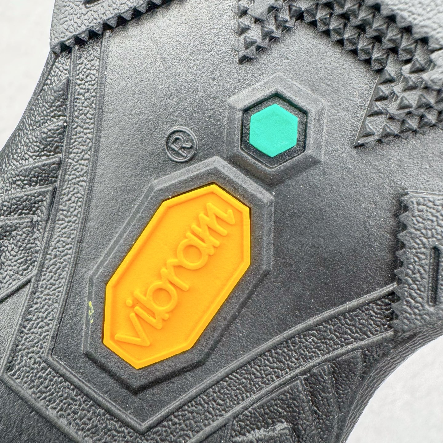 图片[17]-＃K版 KAILAS 凯乐石远征5代 FLT 舒适简约经典登山 防滑耐磨防水低帮徒步鞋 KAILAS凯乐石品牌是全球三大全系攀登品牌之一，于2003年创立于中国广州，致力于为有攀登梦想的户外运动员及爱好者，研发制造功能性专业装备，满足他们在极限环境下安全舒适的需求，凯乐石专注于科技面料的开发及专业功能设计，产品线覆盖登山、攀岩、徒步、越野跑山、露营、旅行等多项户外运动，通过运动员的测试反馈，不断进化迭代，产品荣获国内外大奖71座，发明专利21个，更突破性的自主研发攀登器械，打造出中国的攀登硬实力。实拍调校N版已经零色差零失真 百分百还原实物色彩所见即所得 不存在货不对板色差等低级问题 选购参考实物拍摄 不混卖不参货 只用心做好货严格选品 承诺混一赔十 尺码：36 36.5 37.5 38 38.5 39 39.5 40 40.5 41 41.5 42 42.5 43 44 44.5 45-选品中心