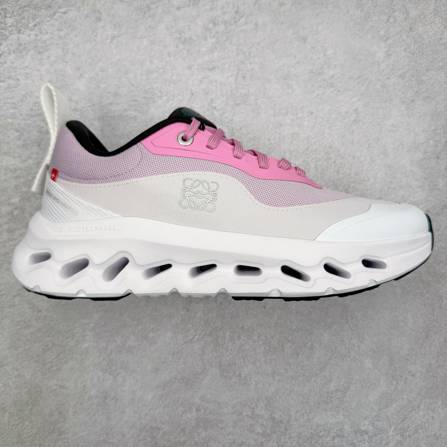 #M纯原 LOEWE x On Cloudtilt 2.0 昂跑罗意威联名 圆头系带生活休闲鞋 此运动品牌 开创于2010年 缓震着陆、强效回弹、轻柔质感的设计构思始终是ON研制关键 与此同时基于“为全球提供革新性的跑步感受”信念 陆续推出了多款跑鞋及其以专业运动人体跑步工程学为设计关键的功能性跑步服饰设备 让跑者不费力气地畅快畅跑 尺码:36 36.5 37.5 38 38.5 39 40 40.5 41 42 42.5 43 44 44.5 45 46-选品中心