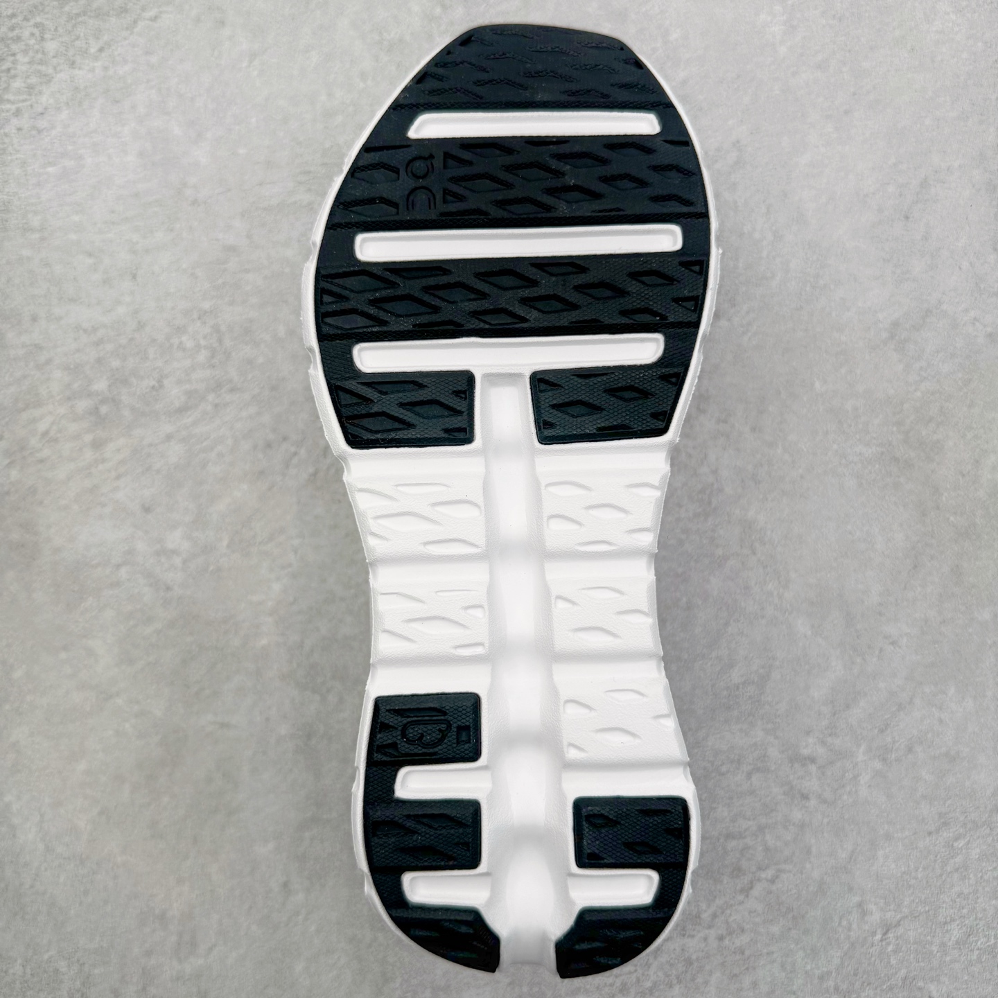 图片[9]-＃M纯原 LOEWE x On Cloudtilt 2.0 昂跑罗意威联名 圆头系带生活休闲鞋 此运动品牌 开创于2010年 缓震着陆、强效回弹、轻柔质感的设计构思始终是ON研制关键 与此同时基于“为全球提供革新性的跑步感受”信念 陆续推出了多款跑鞋及其以专业运动人体跑步工程学为设计关键的功能性跑步服饰设备 让跑者不费力气地畅快畅跑 尺码：36 36.5 37.5 38 38.5 39 40 40.5 41 42 42.5 43 44 44.5 45 46-选品中心