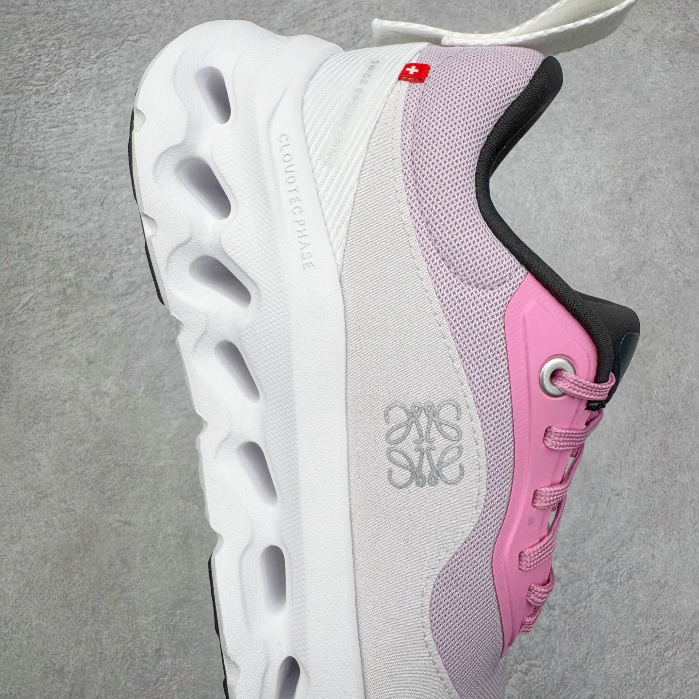 图片[6]-＃M纯原 LOEWE x On Cloudtilt 2.0 昂跑罗意威联名 圆头系带生活休闲鞋 此运动品牌 开创于2010年 缓震着陆、强效回弹、轻柔质感的设计构思始终是ON研制关键 与此同时基于“为全球提供革新性的跑步感受”信念 陆续推出了多款跑鞋及其以专业运动人体跑步工程学为设计关键的功能性跑步服饰设备 让跑者不费力气地畅快畅跑 尺码：36 36.5 37.5 38 38.5 39 40 40.5 41 42 42.5 43 44 44.5 45 46-选品中心