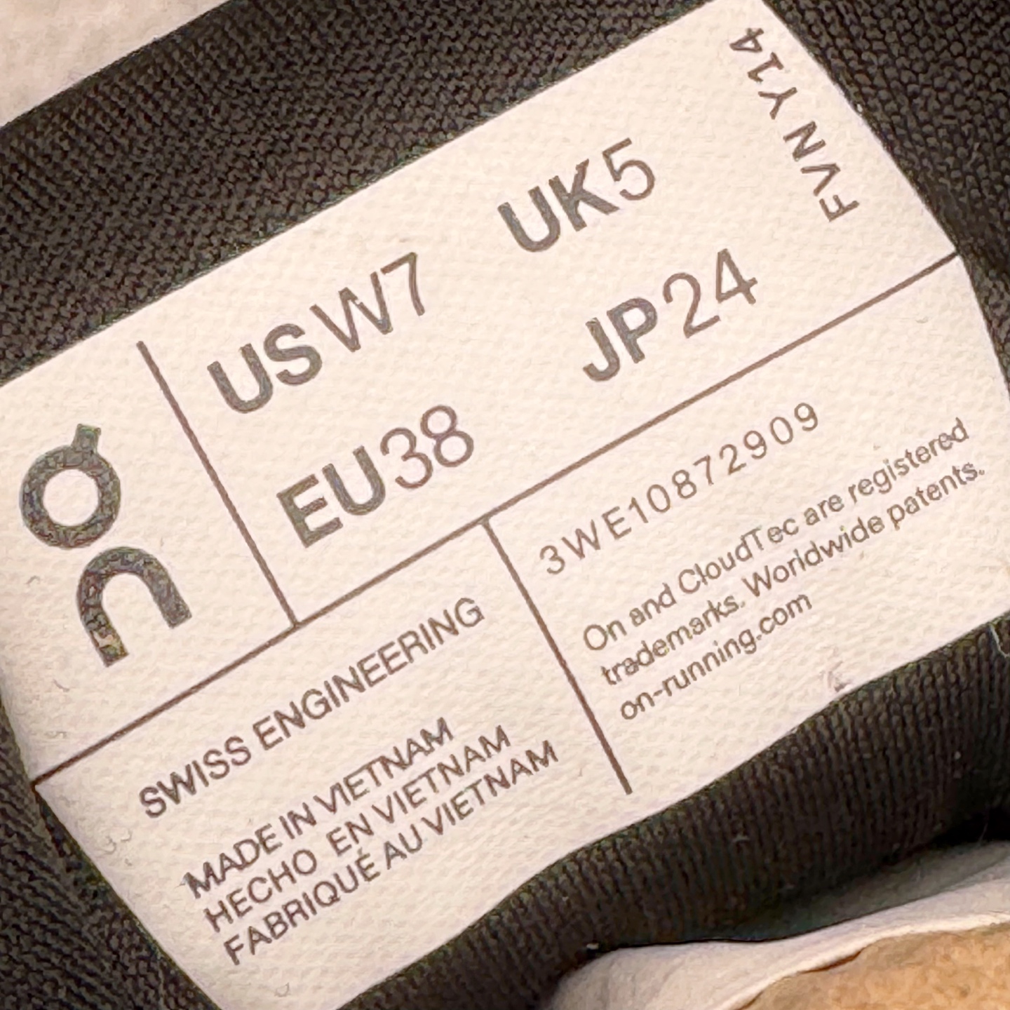 图片[12]-＃M纯原 LOEWE x On Cloudtilt 2.0 昂跑罗意威联名 圆头系带生活休闲鞋 此运动品牌 开创于2010年 缓震着陆、强效回弹、轻柔质感的设计构思始终是ON研制关键 与此同时基于“为全球提供革新性的跑步感受”信念 陆续推出了多款跑鞋及其以专业运动人体跑步工程学为设计关键的功能性跑步服饰设备 让跑者不费力气地畅快畅跑 尺码：36 36.5 37.5 38 38.5 39 40 40.5 41 42 42.5 43 44 44.5 45 46-选品中心