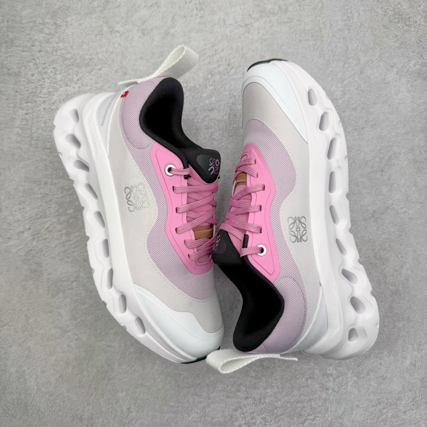 图片[3]-＃M纯原 LOEWE x On Cloudtilt 2.0 昂跑罗意威联名 圆头系带生活休闲鞋 此运动品牌 开创于2010年 缓震着陆、强效回弹、轻柔质感的设计构思始终是ON研制关键 与此同时基于“为全球提供革新性的跑步感受”信念 陆续推出了多款跑鞋及其以专业运动人体跑步工程学为设计关键的功能性跑步服饰设备 让跑者不费力气地畅快畅跑 尺码：36 36.5 37.5 38 38.5 39 40 40.5 41 42 42.5 43 44 44.5 45 46-选品中心