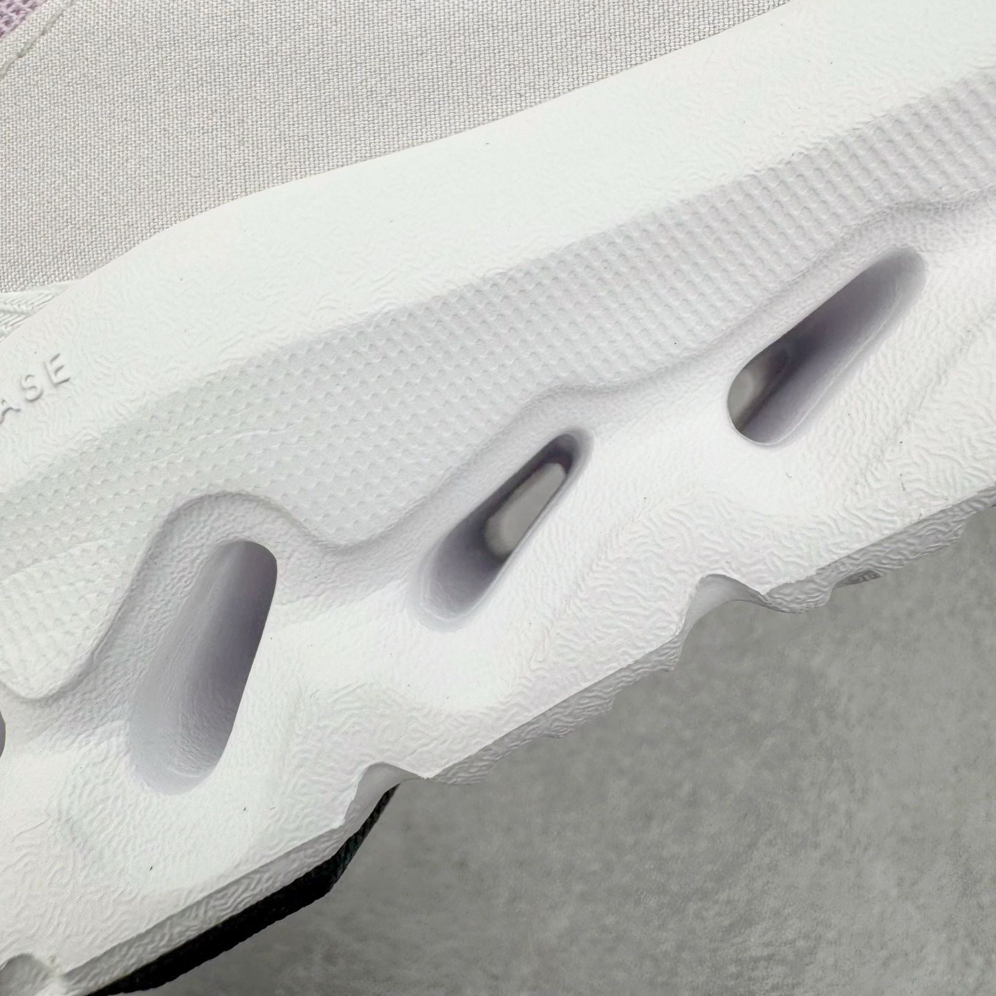 图片[19]-＃M纯原 LOEWE x On Cloudtilt 2.0 昂跑罗意威联名 圆头系带生活休闲鞋 此运动品牌 开创于2010年 缓震着陆、强效回弹、轻柔质感的设计构思始终是ON研制关键 与此同时基于“为全球提供革新性的跑步感受”信念 陆续推出了多款跑鞋及其以专业运动人体跑步工程学为设计关键的功能性跑步服饰设备 让跑者不费力气地畅快畅跑 尺码：36 36.5 37.5 38 38.5 39 40 40.5 41 42 42.5 43 44 44.5 45 46-选品中心