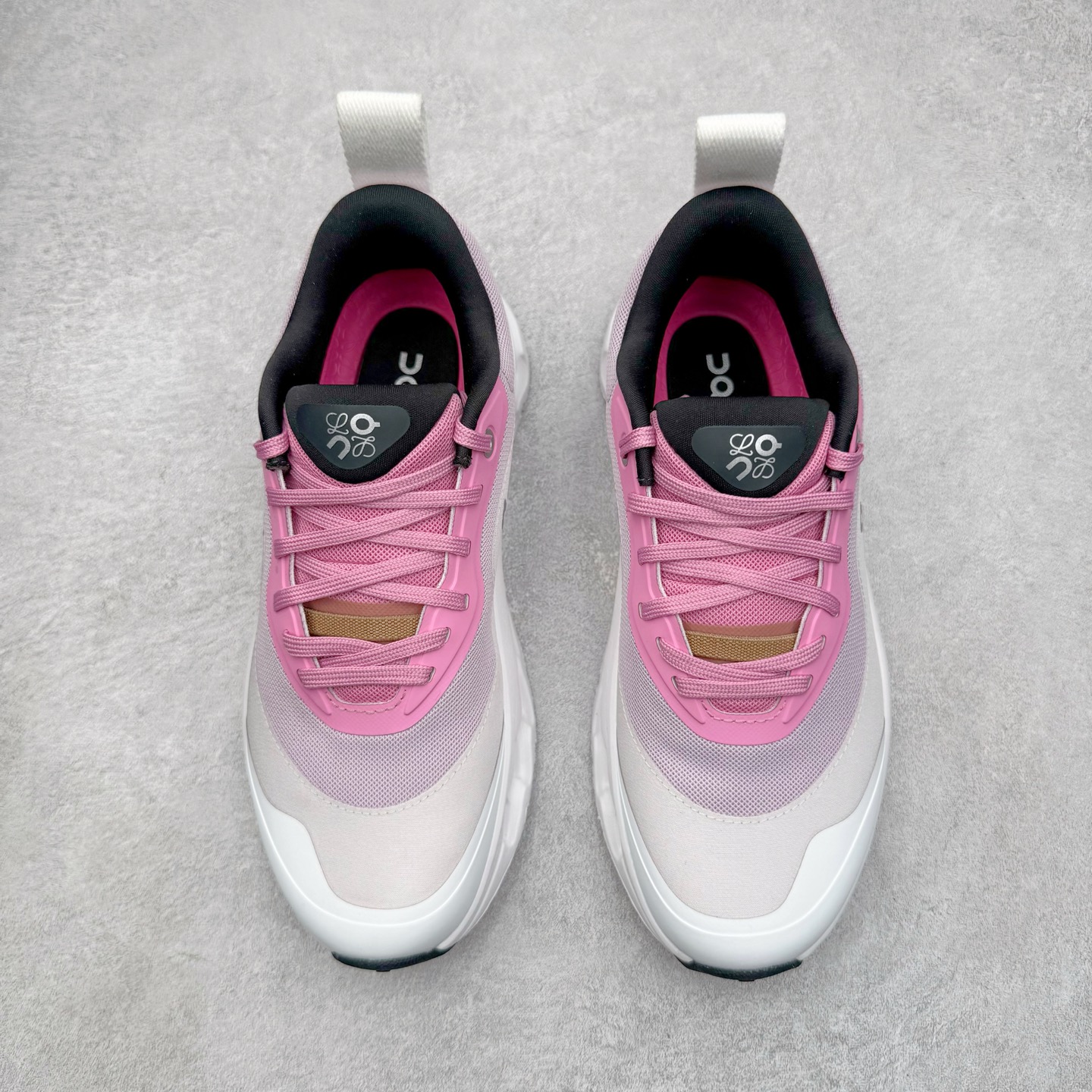 图片[2]-＃M纯原 LOEWE x On Cloudtilt 2.0 昂跑罗意威联名 圆头系带生活休闲鞋 此运动品牌 开创于2010年 缓震着陆、强效回弹、轻柔质感的设计构思始终是ON研制关键 与此同时基于“为全球提供革新性的跑步感受”信念 陆续推出了多款跑鞋及其以专业运动人体跑步工程学为设计关键的功能性跑步服饰设备 让跑者不费力气地畅快畅跑 尺码：36 36.5 37.5 38 38.5 39 40 40.5 41 42 42.5 43 44 44.5 45 46-选品中心