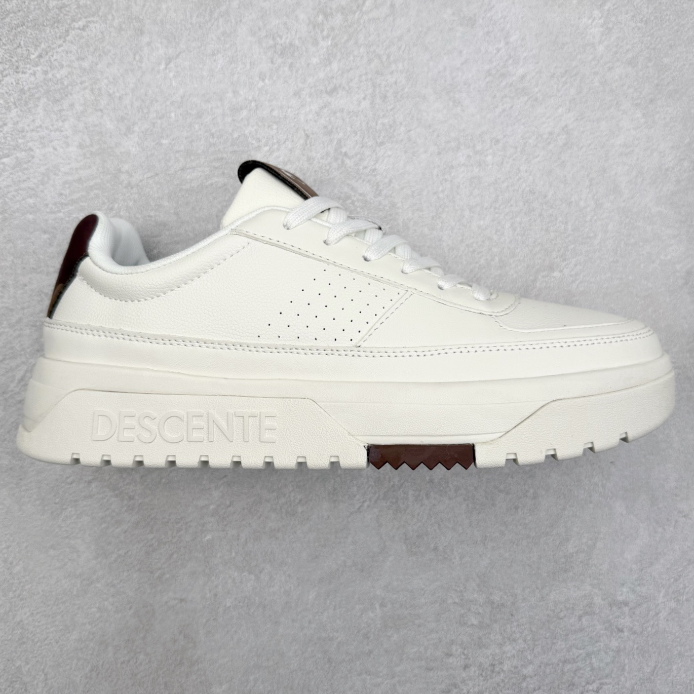 迪桑特DESCENTE Dualis DE Board运动舒适 低帮 生活休闲鞋 男款 巧克力色 DESCENTE（迪桑特）创立于1935年，品牌名取自法语词汇，意为“滑降”。品牌箭头标识代表滑雪的三种技术“高速直线滑行”、“穿越”和“侧滑”，也寓意品牌在打造高端专业运动产品中不断追求完美的创新精神，致力于成为中国高端专业滑雪、综训、女子、铁人三项、高尔夫的第一品牌。实拍调校N版已经零色差零失真 百分百还原实物色彩所见即所得 不存在货不对板色差等低级问题 选购参考实物拍摄 不混卖不参货 只用心做好货严格选品 承诺混一赔十 尺码：36 36.5 37.5 38 38.5 39 40 40.5 41 42 42.5 43 44 44.5 45-选品中心