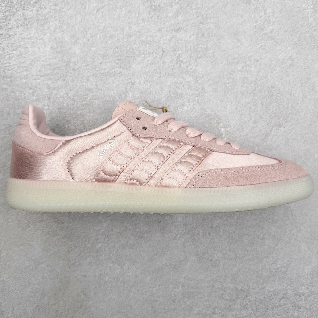 AD Original Samba OG 复古经典轻便板鞋 HQ5158 口碑大厂出品 品控大底版型不断改良更新 全套原纸板楦头开发 确保原汁原味 完美呈现桑巴版型 一比一鞋头弧度高度鞋身弧度 此版本只针对中端市场 皮料材质有所更替 其他数据细节工艺流程均保持一致 绝不口嗨 细节品控鞋型随意对比 正确烫金高频细节 原装纳米超迁皮料 独家私模橡胶大底 原盒原配 这款桑巴鞋展示了高质量的工艺 带有装饰的超锁缝制和无缝的手感 柔软、柔软的皮革造型和标志性的3条纹完成了精致的外观 正规合身鞋带 鞋面上有绒面鞋垫 橡胶鞋底 享受正畸套筒软感 自50年代首次亮相以来就一直在赢得粉丝的青睐 尺码：35.5 36 36.5 37.5 38 38.5 39 40 40.5 41 42 42.5 43 44 44.5 45-选品中心