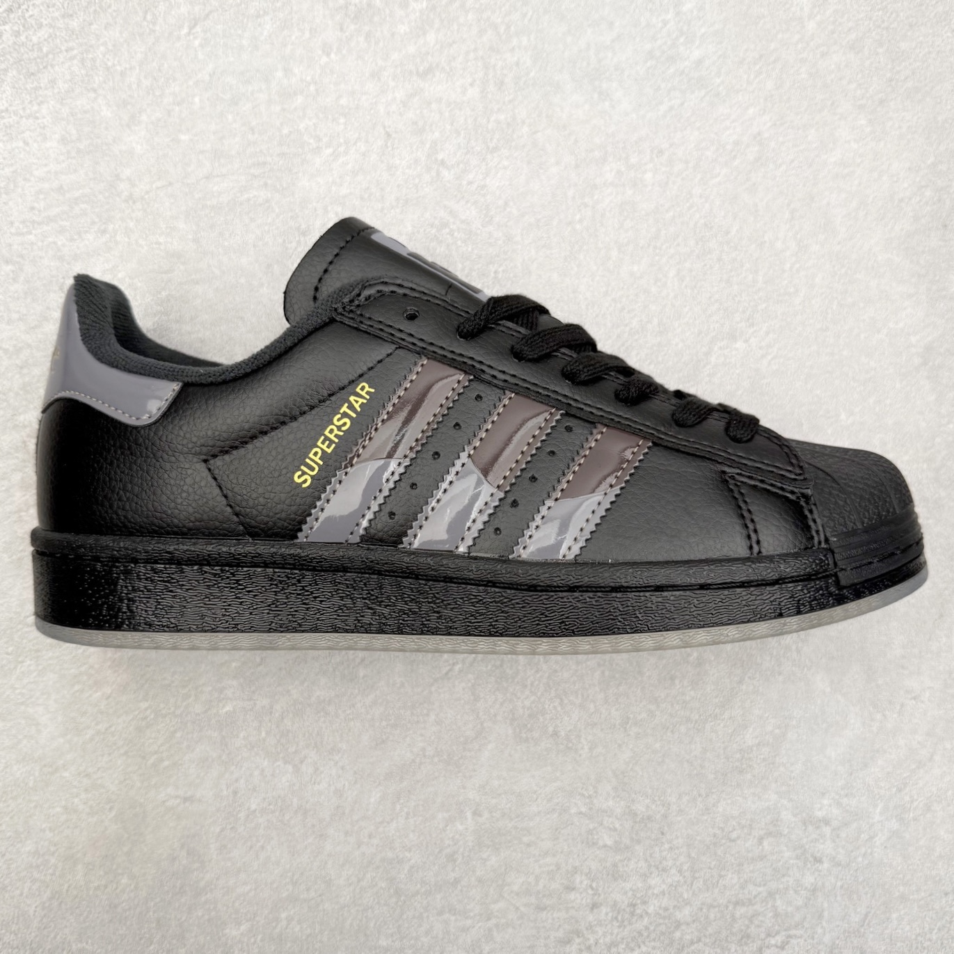 AD Originals Superstar 经典复古贝壳头板鞋 FZ6003 诞生于1969年 是第一双将全皮面鞋 身与橡胶鞋头结合在一起的低帮篮球鞋 Superstar最开始 是作为高帮篮球鞋Pro Model的低帮版本而出现的 但因为其独特和醒目的橡胶鞋头造型而让大家熟知 被大家形象地称为\\\