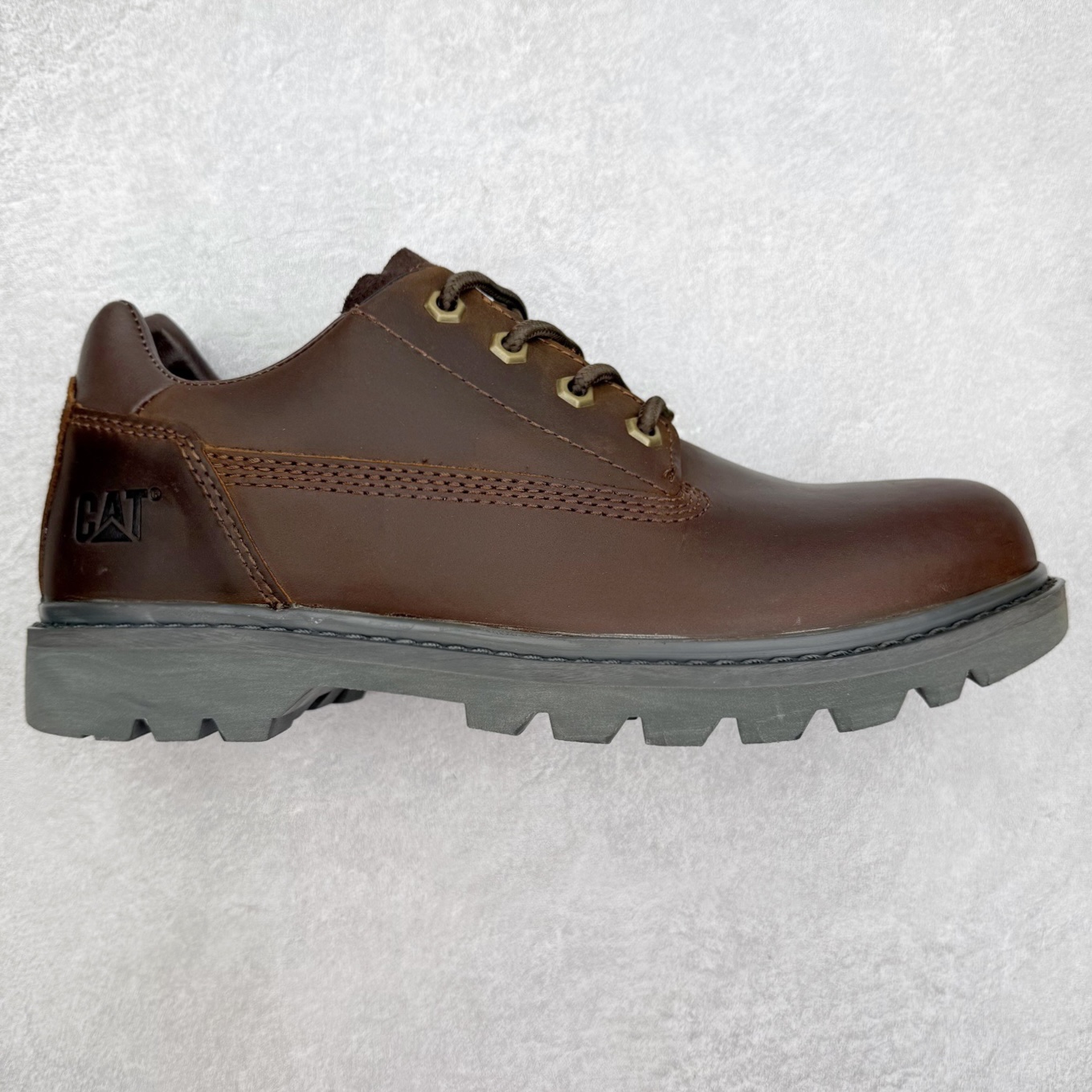CAT/卡特 硬汉推土机品牌 经典百搭户外低帮休闲马丁靴 广东大厂品质 官网常年主打款 时尚潮流搭配 面料釆用意大利进口磨砂牛皮 全鞋真牛皮材料 大底到五金都是代工厂原材料制作 好货不杀猪 首单质量严格把控 全套官网统一包装 今年冬季防寒户外专用 日常随意搭配 型男必备 货号：P701268 尺码：39 40 41 42 43 44（皮鞋码）-选品中心