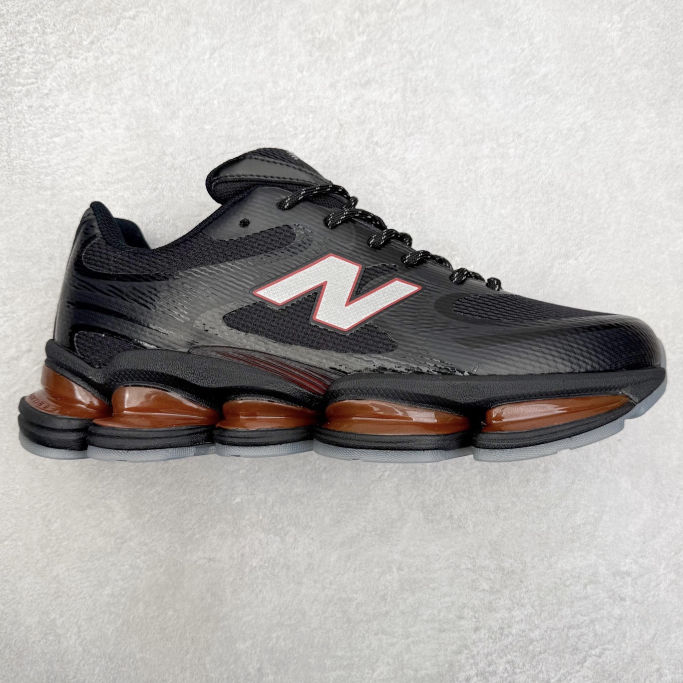 New Balance NB2000 舒适百搭防滑耐磨低帮 休闲跑步鞋 New Balance 在近两年的球鞋市场屡出奇招，在经典鞋型保持进一步增长的同时，推出的每一款新鞋型也都有傲人的战绩。在 327、9060 等鞋型获得成功之后，今天 New Balance 家族又迎来了新鲜血液的注入。这双 New Balance 2000 依然是融合了新旧元素的跑鞋造型，命名为 2000，或许是它的设计理念有着 Y2K 的血统。最大的亮点，在于这双鞋的中底。外侧以五个 ABZORB 单元，带来极具辨识度和冲击力的视觉效果，让这双鞋在外观和脚感方面都颇具吸引力。尺码：36 37 37.5 38 38.5 39 40 40.5 41 42 42.5 43 44 45 46-选品中心