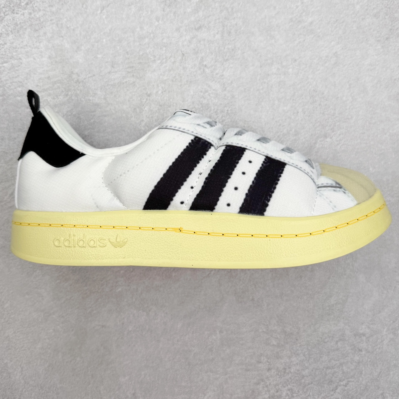 AD Originals Puffylette 一脚蹬袜套防水保暖面包鞋运动鞋 鞋面采用带有柔软内衬的编织材质制成 搭配鞋头显眼的 Three Stripes 图样 鞋跟与鞋垫亦有 Trefoil Logo 往下延伸则是搭载带有品牌标志的中底和橡胶外底 Originals Puffylette 首发配色为黑白主题配色 全新套穿式鞋款 Puffylette 释出 有柔软内衬的编织材质制成 搭配鞋头显眼的 Three Stripes 图样 尺码：28 29 30 31 32 33 34 35 36 37 38 39 40 41 42 43 44 45-选品中心