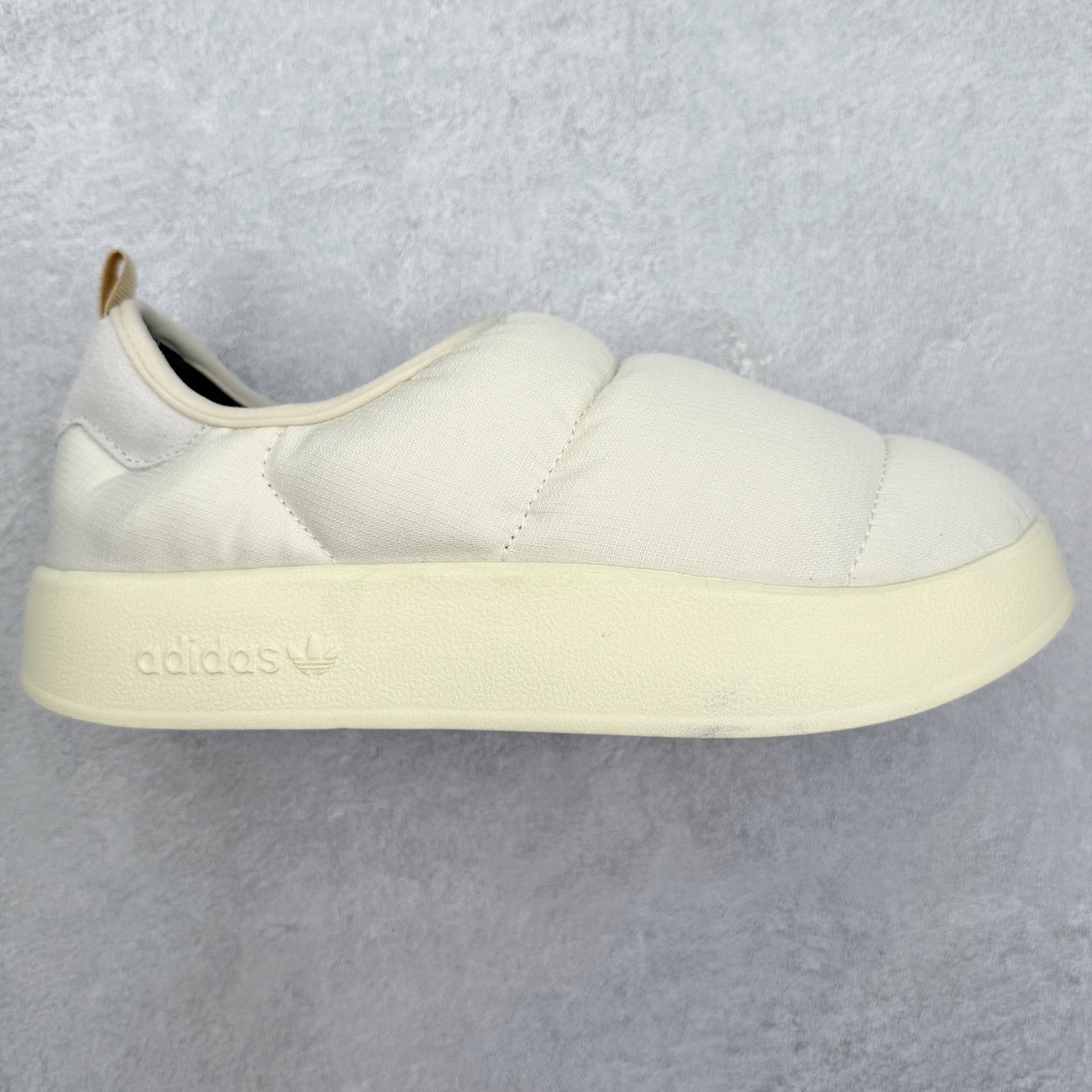 AD Originals Puffylette 一脚蹬袜套防水保暖面包鞋运动鞋 鞋面采用带有柔软内衬的编织材质制成 搭配鞋头显眼的 Three Stripes 图样 鞋跟与鞋垫亦有 Trefoil Logo 往下延伸则是搭载带有品牌标志的中底和橡胶外底 Originals Puffylette 首发配色为黑白主题配色 全新套穿式鞋款 Puffylette 释出 有柔软内衬的编织材质制成 搭配鞋头显眼的 Three Stripes 图样 尺码：28 29 30 31 32 33 34 35 36 37 38 39 40 41 42 43 44 45-选品中心