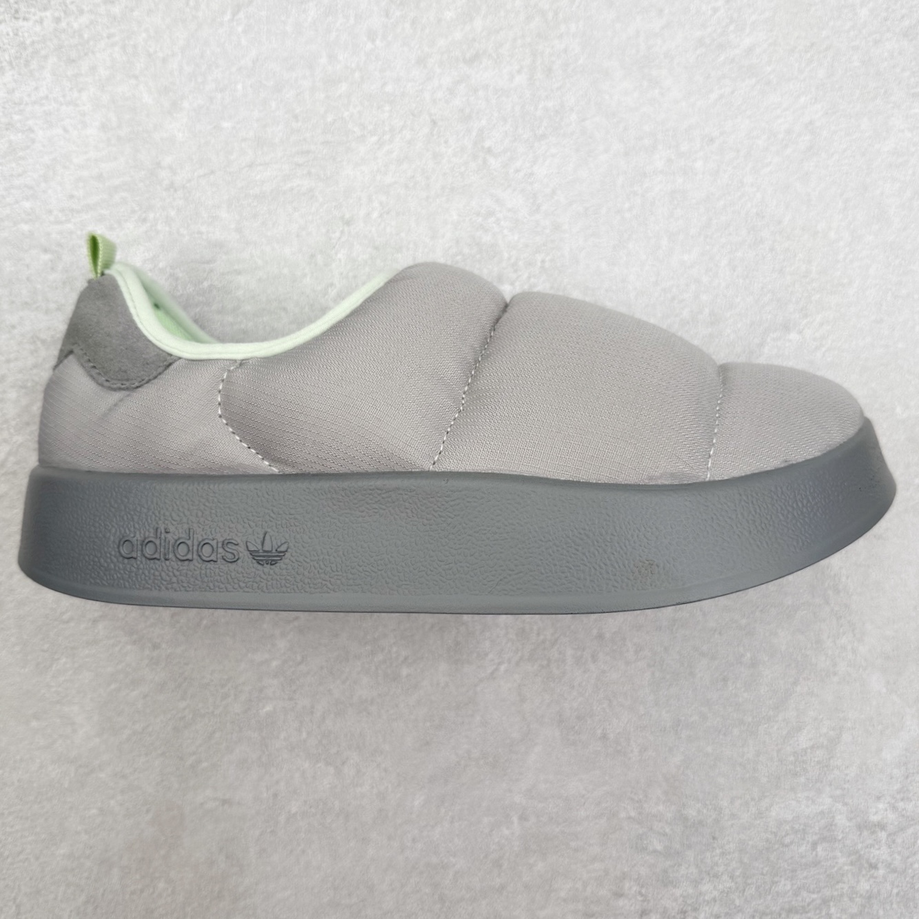 AD Originals Puffylette 一脚蹬袜套防水保暖面包鞋运动鞋 鞋面采用带有柔软内衬的编织材质制成 搭配鞋头显眼的 Three Stripes 图样 鞋跟与鞋垫亦有 Trefoil Logo 往下延伸则是搭载带有品牌标志的中底和橡胶外底 Originals Puffylette 首发配色为黑白主题配色 全新套穿式鞋款 Puffylette 释出 有柔软内衬的编织材质制成 搭配鞋头显眼的 Three Stripes 图样 尺码：28 29 30 31 32 33 34 35 36 37 38 39 40 41 42 43 44 45-选品中心