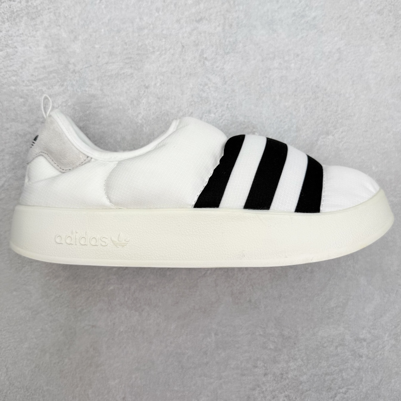 AD Originals Puffylette 一脚蹬袜套防水保暖面包鞋运动鞋 鞋面采用带有柔软内衬的编织材质制成 搭配鞋头显眼的 Three Stripes 图样 鞋跟与鞋垫亦有 Trefoil Logo 往下延伸则是搭载带有品牌标志的中底和橡胶外底 Originals Puffylette 首发配色为黑白主题配色 全新套穿式鞋款 Puffylette 释出 有柔软内衬的编织材质制成 搭配鞋头显眼的 Three Stripes 图样 尺码：28 29 30 31 32 33 34 35 36 37 38 39 40 41 42 43 44 45-选品中心