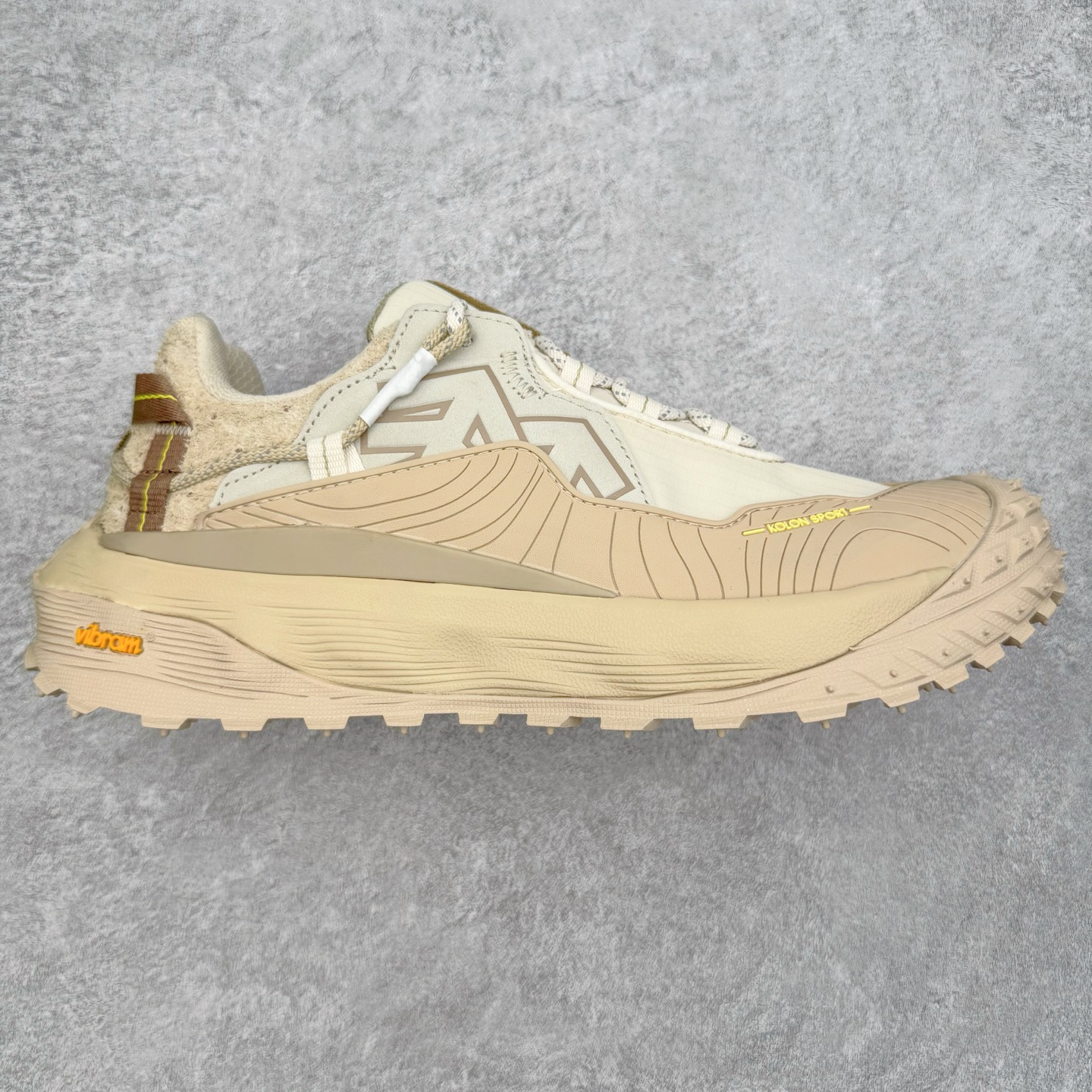 ＃纯原 KOLON SPORT LIT CAMP 可隆织物皮革舒适 耐磨防水透气抓地低帮徒步鞋 男女同款 KOLON SPORT 可隆1973年诞生，并首次推出登山装备。自创立起，KOLON SPORT就把绿色定为基本色调，以常青树为品牌标志，坚持以关爱自然为己任，积极探求自然界的舒适，并以此应用于新产品的开发与研究。40多年来，历经不断革新，成就高端专业户外品牌。实拍调校N版已经零色差零失真 百分百还原实物色彩所见即所得 不存在货不对板色差等低级问题 选购参考实物拍摄 不混卖不参货 只用心做好货严格选品 承诺混一赔十 尺码：36.5 37 38 38.5 39 40 40.5 41 42 42.5 43 44 44.5 45 46-选品中心