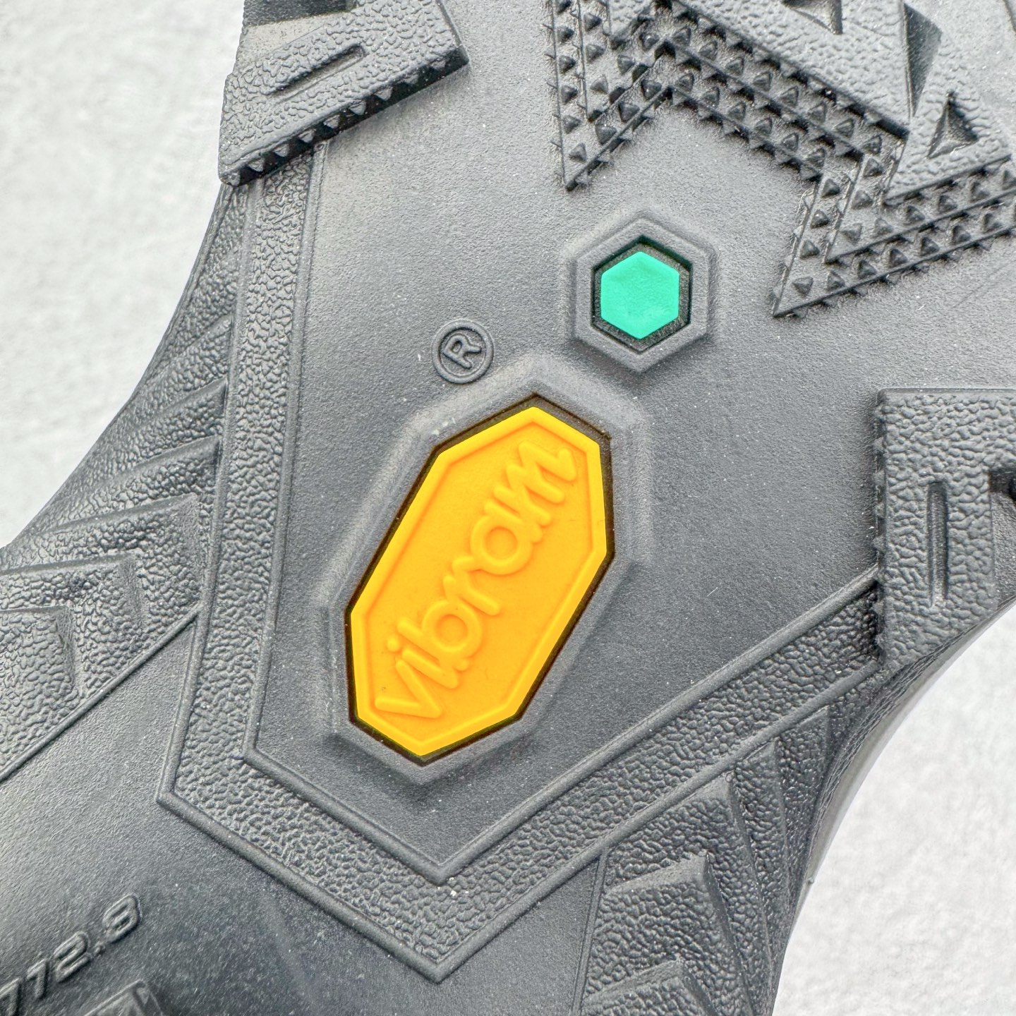 图片[18]-＃K版 KAILAS 凯乐石远征5代 FLT 舒适简约经典登山 防滑耐磨防水低帮徒步鞋 KAILAS凯乐石品牌是全球三大全系攀登品牌之一，于2003年创立于中国广州，致力于为有攀登梦想的户外运动员及爱好者，研发制造功能性专业装备，满足他们在极限环境下安全舒适的需求，凯乐石专注于科技面料的开发及专业功能设计，产品线覆盖登山、攀岩、徒步、越野跑山、露营、旅行等多项户外运动，通过运动员的测试反馈，不断进化迭代，产品荣获国内外大奖71座，发明专利21个，更突破性的自主研发攀登器械，打造出中国的攀登硬实力。实拍调校N版已经零色差零失真 百分百还原实物色彩所见即所得 不存在货不对板色差等低级问题 选购参考实物拍摄 不混卖不参货 只用心做好货严格选品 承诺混一赔十 尺码：36 36.5 37.5 38 38.5 39 39.5 40 40.5 41 41.5 42 42.5 43 44 44.5 45-选品中心