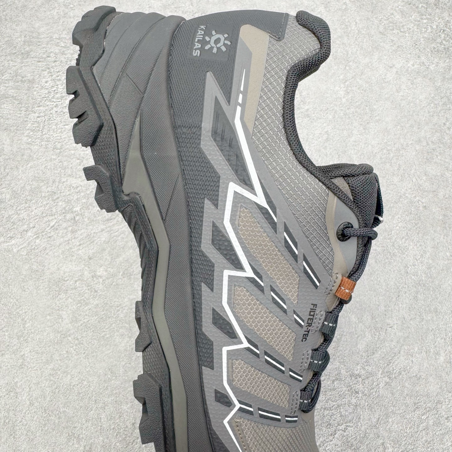 图片[6]-＃K版 KAILAS 凯乐石远征5代 FLT 舒适简约经典登山 防滑耐磨防水低帮徒步鞋 KAILAS凯乐石品牌是全球三大全系攀登品牌之一，于2003年创立于中国广州，致力于为有攀登梦想的户外运动员及爱好者，研发制造功能性专业装备，满足他们在极限环境下安全舒适的需求，凯乐石专注于科技面料的开发及专业功能设计，产品线覆盖登山、攀岩、徒步、越野跑山、露营、旅行等多项户外运动，通过运动员的测试反馈，不断进化迭代，产品荣获国内外大奖71座，发明专利21个，更突破性的自主研发攀登器械，打造出中国的攀登硬实力。实拍调校N版已经零色差零失真 百分百还原实物色彩所见即所得 不存在货不对板色差等低级问题 选购参考实物拍摄 不混卖不参货 只用心做好货严格选品 承诺混一赔十 尺码：36 36.5 37.5 38 38.5 39 39.5 40 40.5 41 41.5 42 42.5 43 44 44.5 45-选品中心