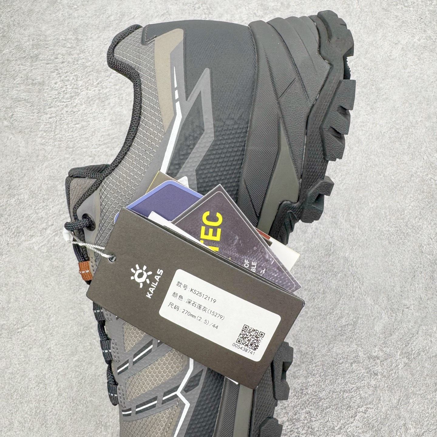 图片[7]-＃K版 KAILAS 凯乐石远征5代 FLT 舒适简约经典登山 防滑耐磨防水低帮徒步鞋 KAILAS凯乐石品牌是全球三大全系攀登品牌之一，于2003年创立于中国广州，致力于为有攀登梦想的户外运动员及爱好者，研发制造功能性专业装备，满足他们在极限环境下安全舒适的需求，凯乐石专注于科技面料的开发及专业功能设计，产品线覆盖登山、攀岩、徒步、越野跑山、露营、旅行等多项户外运动，通过运动员的测试反馈，不断进化迭代，产品荣获国内外大奖71座，发明专利21个，更突破性的自主研发攀登器械，打造出中国的攀登硬实力。实拍调校N版已经零色差零失真 百分百还原实物色彩所见即所得 不存在货不对板色差等低级问题 选购参考实物拍摄 不混卖不参货 只用心做好货严格选品 承诺混一赔十 尺码：36 36.5 37.5 38 38.5 39 39.5 40 40.5 41 41.5 42 42.5 43 44 44.5 45-选品中心