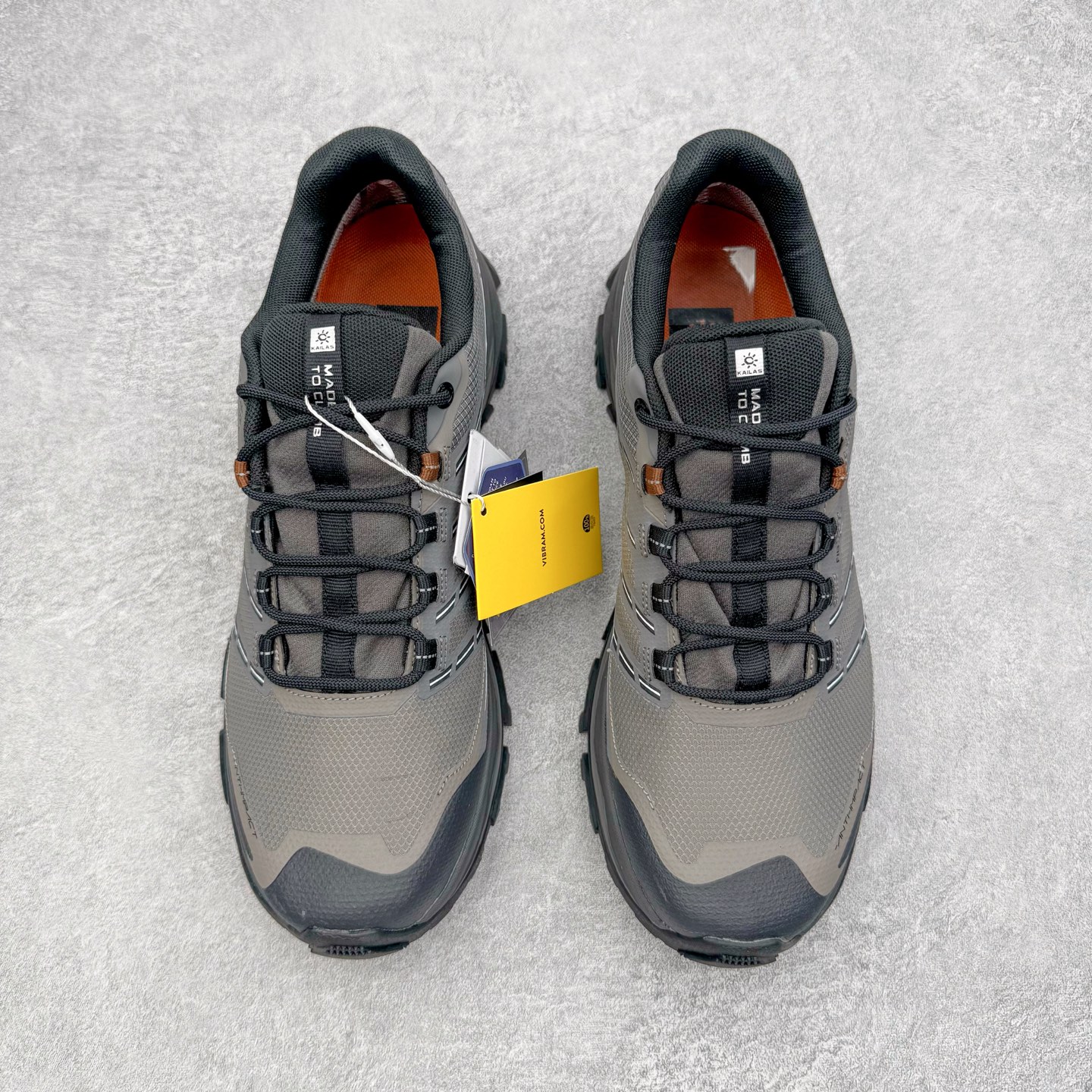 图片[2]-＃K版 KAILAS 凯乐石远征5代 FLT 舒适简约经典登山 防滑耐磨防水低帮徒步鞋 KAILAS凯乐石品牌是全球三大全系攀登品牌之一，于2003年创立于中国广州，致力于为有攀登梦想的户外运动员及爱好者，研发制造功能性专业装备，满足他们在极限环境下安全舒适的需求，凯乐石专注于科技面料的开发及专业功能设计，产品线覆盖登山、攀岩、徒步、越野跑山、露营、旅行等多项户外运动，通过运动员的测试反馈，不断进化迭代，产品荣获国内外大奖71座，发明专利21个，更突破性的自主研发攀登器械，打造出中国的攀登硬实力。实拍调校N版已经零色差零失真 百分百还原实物色彩所见即所得 不存在货不对板色差等低级问题 选购参考实物拍摄 不混卖不参货 只用心做好货严格选品 承诺混一赔十 尺码：36 36.5 37.5 38 38.5 39 39.5 40 40.5 41 41.5 42 42.5 43 44 44.5 45-选品中心