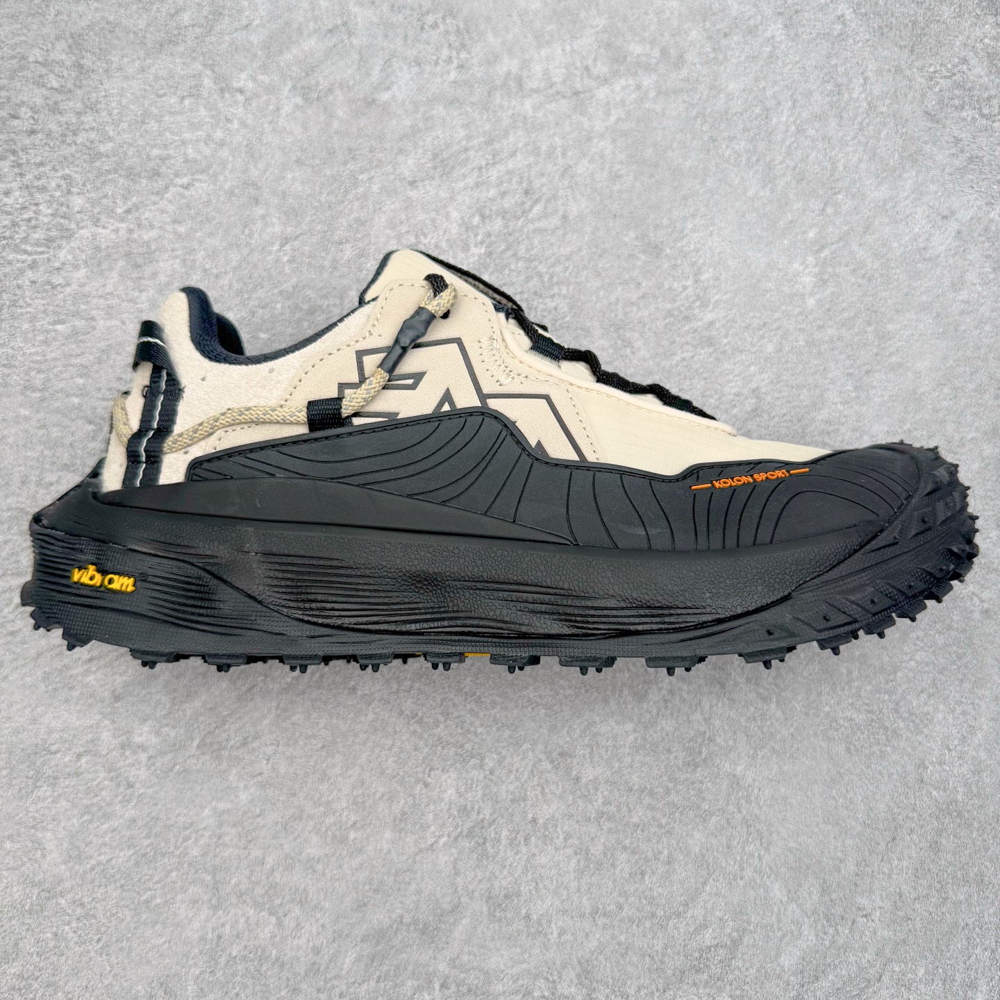 ＃纯原 KOLON SPORT LIT CAMP 可隆织物皮革舒适 耐磨防水透气抓地低帮徒步鞋 男女同款 KOLON SPORT 可隆1973年诞生，并首次推出登山装备。自创立起，KOLON SPORT就把绿色定为基本色调，以常青树为品牌标志，坚持以关爱自然为己任，积极探求自然界的舒适，并以此应用于新产品的开发与研究。40多年来，历经不断革新，成就高端专业户外品牌。实拍调校N版已经零色差零失真 百分百还原实物色彩所见即所得 不存在货不对板色差等低级问题 选购参考实物拍摄 不混卖不参货 只用心做好货严格选品 承诺混一赔十 尺码：36.5 37 38 38.5 39 40 40.5 41 42 42.5 43 44 44.5 45 46-选品中心