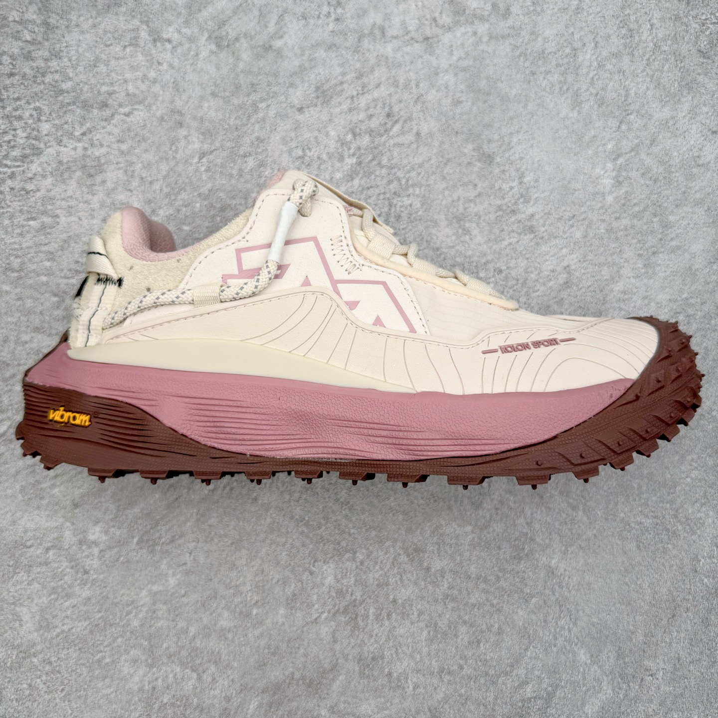 ＃纯原 KOLON SPORT LIT CAMP 可隆织物皮革舒适 耐磨防水透气抓地低帮徒步鞋 男女同款 KOLON SPORT 可隆1973年诞生，并首次推出登山装备。自创立起，KOLON SPORT就把绿色定为基本色调，以常青树为品牌标志，坚持以关爱自然为己任，积极探求自然界的舒适，并以此应用于新产品的开发与研究。40多年来，历经不断革新，成就高端专业户外品牌。实拍调校N版已经零色差零失真 百分百还原实物色彩所见即所得 不存在货不对板色差等低级问题 选购参考实物拍摄 不混卖不参货 只用心做好货严格选品 承诺混一赔十 尺码：36.5 37 38 38.5 39 40 40.5 41 42 42.5 43 44 44.5 45 46-选品中心