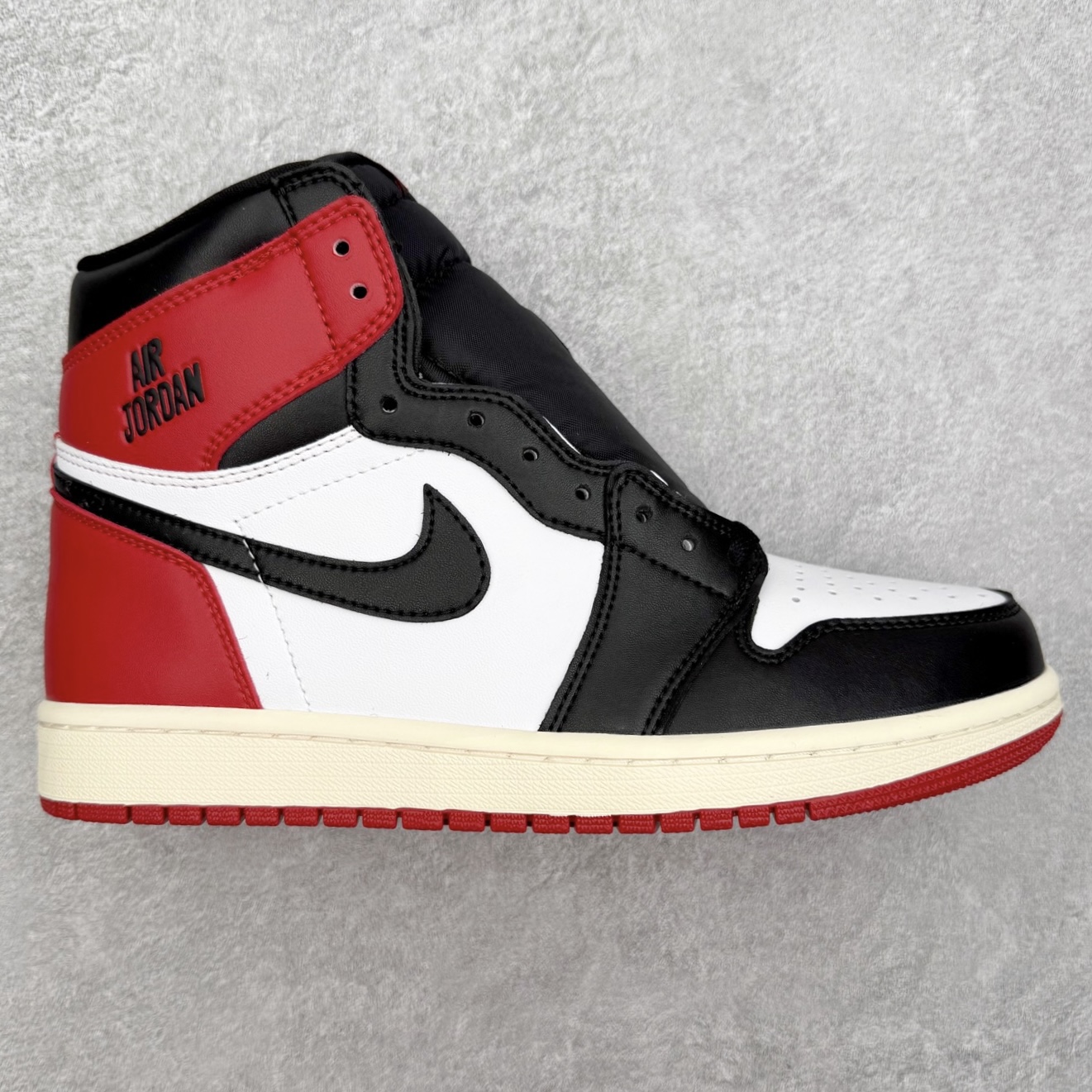 ＃TG特价福利 Air Jordan AJ1 High 高帮全系列 性价比批次 原盒原配 大厂出品 原厂楦头纸板数据开发 鞋型公整不松垮 采购头层皮料冲裁 高整洁度 上脚原汁原味的公司货既视感 原底独立模具 中底四线拉帮完美走线 原模大底咬花 实拍调校N版已经零色差零失真 百分百还原实物色彩所见即所得 不存在货不对板色差等低级问题 选购参考实物拍摄 不混卖不参货 只用心做好货严格选品 承诺混一赔十 尺码：36 36.5 37.5 38 38.5 39 40 40.5 41 42 42.5 43 44 44.5 45 46 47.5-选品中心