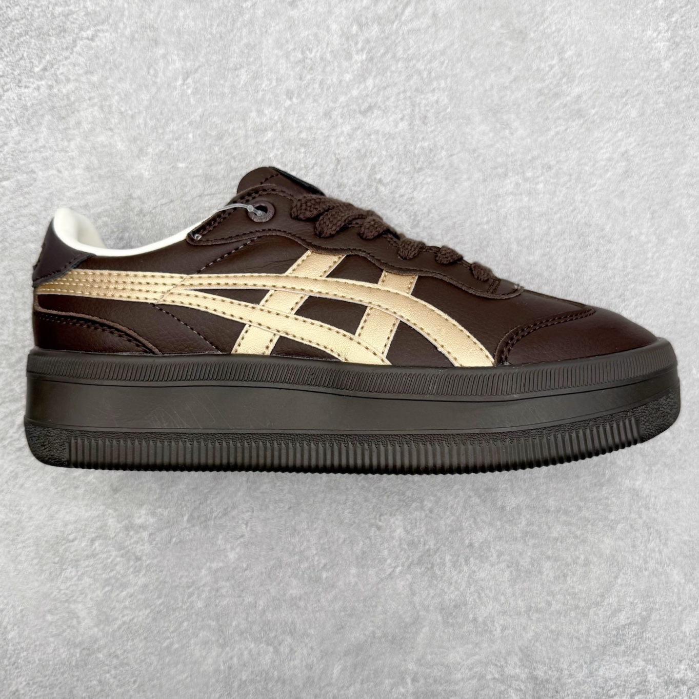 Onitsuka Tiger 鬼塚虎 Tokuten Chunk 复古德训厚底防滑耐磨低帮生活休闲鞋 男女同款 OnitsukaTiger鬼塚虎从运动中汲取灵感，并致力于打造融合舒适感受与创新设计的时尚品牌。品牌的设计风格既体现了对传统的致敬，同时也表达了对精致风格和现代创意的推崇。我们提供独具个性的全系列产品，打造从头到脚的整体穿搭。每件产品皆以精湛工艺匠心打造，细节考究，品质出众。时尚品牌OnitsukaTiger鬼塚虎不断呈献富于现代气息的系列单品，巧妙结合经典传承与锐意创新，并融蕴时尚格调与运动风范。1949年，鬼塚喜八郎（Kihachiro Onitsuka）创立了Onitsuka有限公司，即ASICS的前身。该品牌自成立之初便以促进青少年健康为已任，一以贯之，终令OnitsukaTigerStripes成为世界知名运动品牌的代名词。如今，这一传奇仍在日本传统和现代美学的融合中延续。从历久弥新的经典造型，到别具一格的新颖风格，通过与志同道合的艺术家、文化鉴赏家合作，OnitsukaTiger鬼塚虎的每一款鞋履、服装和配饰都回荡着品牌精神。尺码：36 37 37.5 38 39 39.5 40 40.5 41.5 42 42.5 43.5 44 45-选品中心