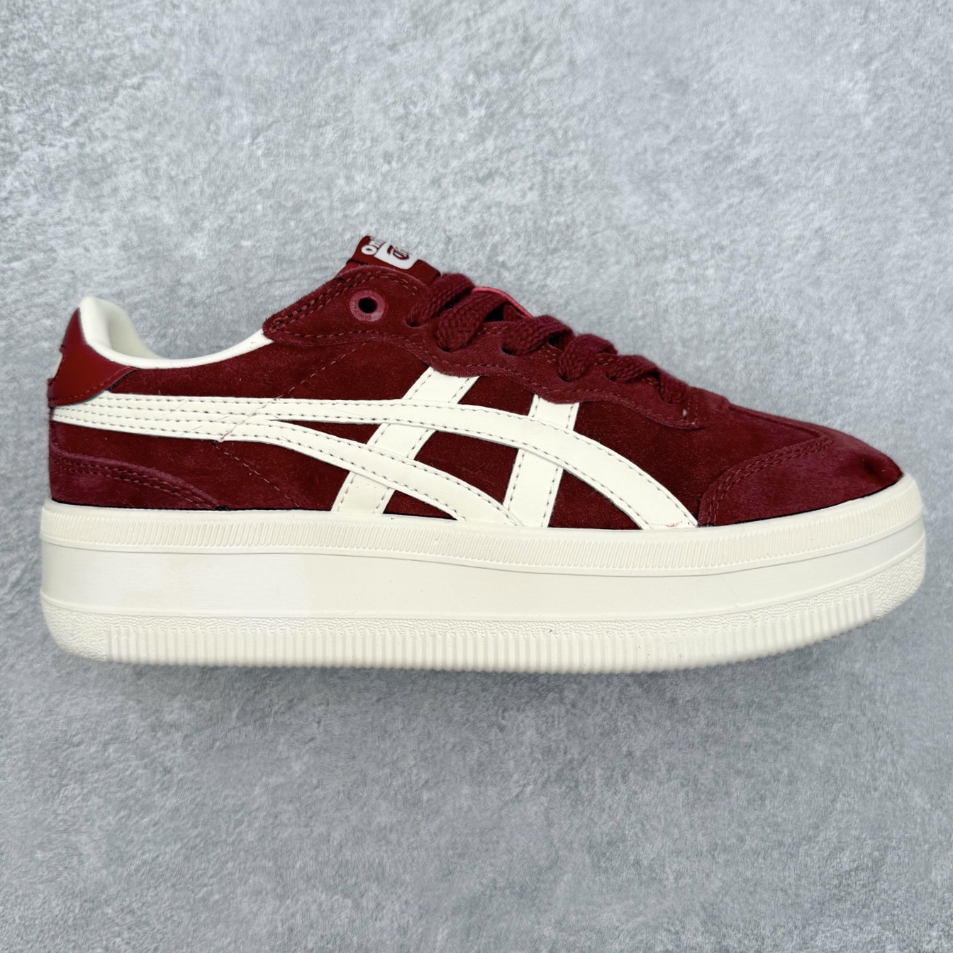 Onitsuka Tiger 鬼塚虎 Tokuten Chunk 复古德训厚底防滑耐磨低帮生活休闲鞋 男女同款 OnitsukaTiger鬼塚虎从运动中汲取灵感，并致力于打造融合舒适感受与创新设计的时尚品牌。品牌的设计风格既体现了对传统的致敬，同时也表达了对精致风格和现代创意的推崇。我们提供独具个性的全系列产品，打造从头到脚的整体穿搭。每件产品皆以精湛工艺匠心打造，细节考究，品质出众。时尚品牌OnitsukaTiger鬼塚虎不断呈献富于现代气息的系列单品，巧妙结合经典传承与锐意创新，并融蕴时尚格调与运动风范。1949年，鬼塚喜八郎（Kihachiro Onitsuka）创立了Onitsuka有限公司，即ASICS的前身。该品牌自成立之初便以促进青少年健康为已任，一以贯之，终令OnitsukaTigerStripes成为世界知名运动品牌的代名词。如今，这一传奇仍在日本传统和现代美学的融合中延续。从历久弥新的经典造型，到别具一格的新颖风格，通过与志同道合的艺术家、文化鉴赏家合作，OnitsukaTiger鬼塚虎的每一款鞋履、服装和配饰都回荡着品牌精神。尺码：36 37 37.5 38 39 39.5 40 40.5 41.5 42 42.5 43.5 44 45-选品中心