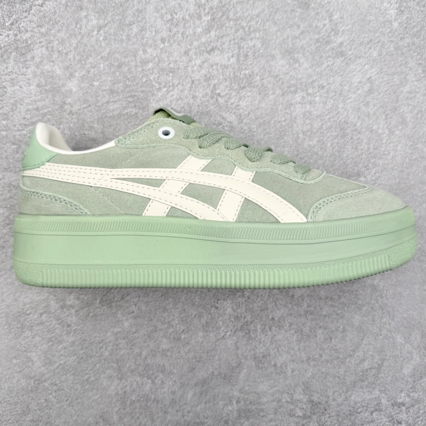 Onitsuka Tiger 鬼塚虎 Tokuten Chunk 复古德训厚底防滑耐磨低帮生活休闲鞋 男女同款 OnitsukaTiger鬼塚虎从运动中汲取灵感，并致力于打造融合舒适感受与创新设计的时尚品牌。品牌的设计风格既体现了对传统的致敬，同时也表达了对精致风格和现代创意的推崇。我们提供独具个性的全系列产品，打造从头到脚的整体穿搭。每件产品皆以精湛工艺匠心打造，细节考究，品质出众。时尚品牌OnitsukaTiger鬼塚虎不断呈献富于现代气息的系列单品，巧妙结合经典传承与锐意创新，并融蕴时尚格调与运动风范。1949年，鬼塚喜八郎（Kihachiro Onitsuka）创立了Onitsuka有限公司，即ASICS的前身。该品牌自成立之初便以促进青少年健康为已任，一以贯之，终令OnitsukaTigerStripes成为世界知名运动品牌的代名词。如今，这一传奇仍在日本传统和现代美学的融合中延续。从历久弥新的经典造型，到别具一格的新颖风格，通过与志同道合的艺术家、文化鉴赏家合作，OnitsukaTiger鬼塚虎的每一款鞋履、服装和配饰都回荡着品牌精神。尺码：36 37 37.5 38 39 39.5 40 40.5 41.5 42 42.5 43.5 44 45-选品中心