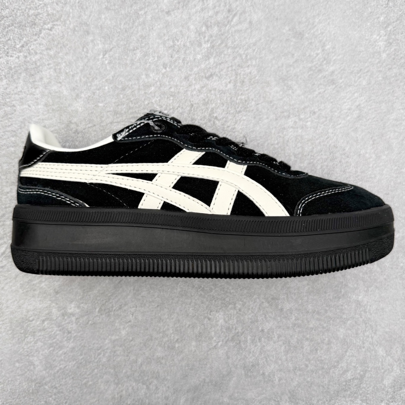 Onitsuka Tiger 鬼塚虎 Tokuten Chunk 复古德训厚底防滑耐磨低帮生活休闲鞋 男女同款 OnitsukaTiger鬼塚虎从运动中汲取灵感，并致力于打造融合舒适感受与创新设计的时尚品牌。品牌的设计风格既体现了对传统的致敬，同时也表达了对精致风格和现代创意的推崇。我们提供独具个性的全系列产品，打造从头到脚的整体穿搭。每件产品皆以精湛工艺匠心打造，细节考究，品质出众。时尚品牌OnitsukaTiger鬼塚虎不断呈献富于现代气息的系列单品，巧妙结合经典传承与锐意创新，并融蕴时尚格调与运动风范。1949年，鬼塚喜八郎（Kihachiro Onitsuka）创立了Onitsuka有限公司，即ASICS的前身。该品牌自成立之初便以促进青少年健康为已任，一以贯之，终令OnitsukaTigerStripes成为世界知名运动品牌的代名词。如今，这一传奇仍在日本传统和现代美学的融合中延续。从历久弥新的经典造型，到别具一格的新颖风格，通过与志同道合的艺术家、文化鉴赏家合作，OnitsukaTiger鬼塚虎的每一款鞋履、服装和配饰都回荡着品牌精神。尺码：36 37 37.5 38 39 39.5 40 40.5 41.5 42 42.5 43.5 44 45-选品中心
