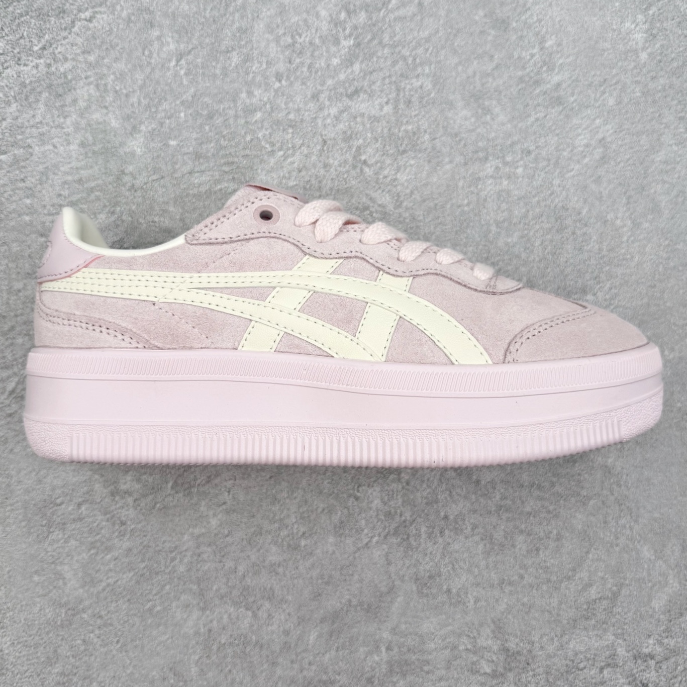 Onitsuka Tiger 鬼塚虎 Tokuten Chunk 复古德训厚底防滑耐磨低帮生活休闲鞋 男女同款 OnitsukaTiger鬼塚虎从运动中汲取灵感，并致力于打造融合舒适感受与创新设计的时尚品牌。品牌的设计风格既体现了对传统的致敬，同时也表达了对精致风格和现代创意的推崇。我们提供独具个性的全系列产品，打造从头到脚的整体穿搭。每件产品皆以精湛工艺匠心打造，细节考究，品质出众。时尚品牌OnitsukaTiger鬼塚虎不断呈献富于现代气息的系列单品，巧妙结合经典传承与锐意创新，并融蕴时尚格调与运动风范。1949年，鬼塚喜八郎（Kihachiro Onitsuka）创立了Onitsuka有限公司，即ASICS的前身。该品牌自成立之初便以促进青少年健康为已任，一以贯之，终令OnitsukaTigerStripes成为世界知名运动品牌的代名词。如今，这一传奇仍在日本传统和现代美学的融合中延续。从历久弥新的经典造型，到别具一格的新颖风格，通过与志同道合的艺术家、文化鉴赏家合作，OnitsukaTiger鬼塚虎的每一款鞋履、服装和配饰都回荡着品牌精神。尺码：36 37 37.5 38 39 39.5 40 40.5 41.5 42 42.5 43.5 44 45-选品中心