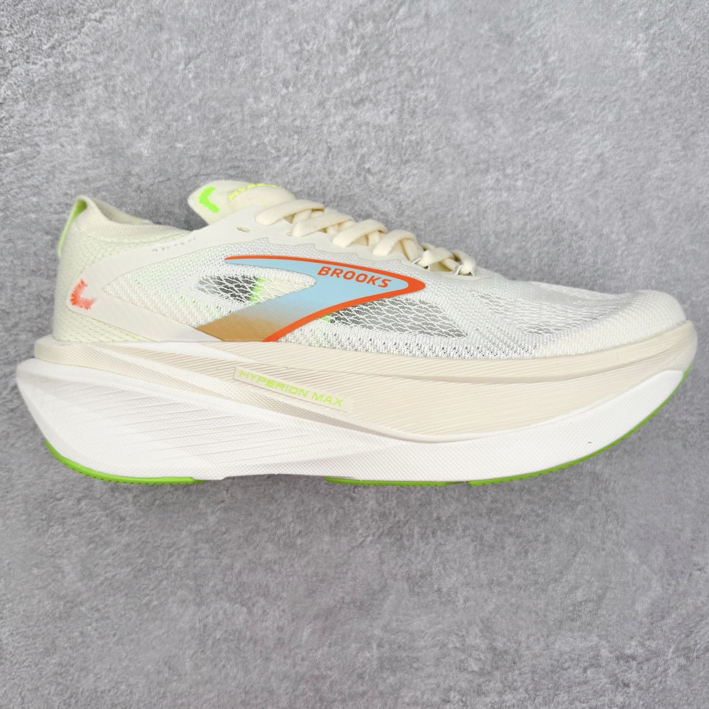 Brooks布鲁克斯 Hyperion Max 3 时尚舒适减震耐磨透气低帮跑步鞋 Brooks 四大跑鞋之一 百年品牌 跑鞋从外形上基本就能判断这是一款速度跑鞋 简洁干练的外形结构和极强的运动流线型看着非常有速度感 上脚的第一感觉是非常轻 美码9码的鞋单只206g不到 从个人偏好来说 200g左右的竞速鞋最具安全感 鞋面采用单层网布 很薄 前掌使用了大量开放式网眼 排气直接快速 透气性上乘 鞋舌也是轻量化设计 仅为一层麂皮 和脚背完美贴合 鞋舌中央有个防偏穿孔 从实际穿着来看 通常鞋舌都是外偏 如果是防偏穿孔位于中心 防偏效果其实并不十分有效 如果采用趋外侧的偏心设计更有效 鞋帮泡棉填充量不大 但非常紧凑 贴合舒适 包裹稳固 内置硬质TPU保证必要的稳定性 跑鞋中底采用的是DNA FLASH科技材料 DNA FLASH中底科技 是Brooks第一款将氮气注入中底的创新科技 主要原理是借助“超临界流体”发泡技术 将液态氮稳定的转化为气态氮 并使其均匀地形成无数紧密贴合的密闭式气囊结构 尺码：36 36.5 37.5 38 38.5 39 40 40.5 41 42 42.5 43 44 44.5 45-选品中心