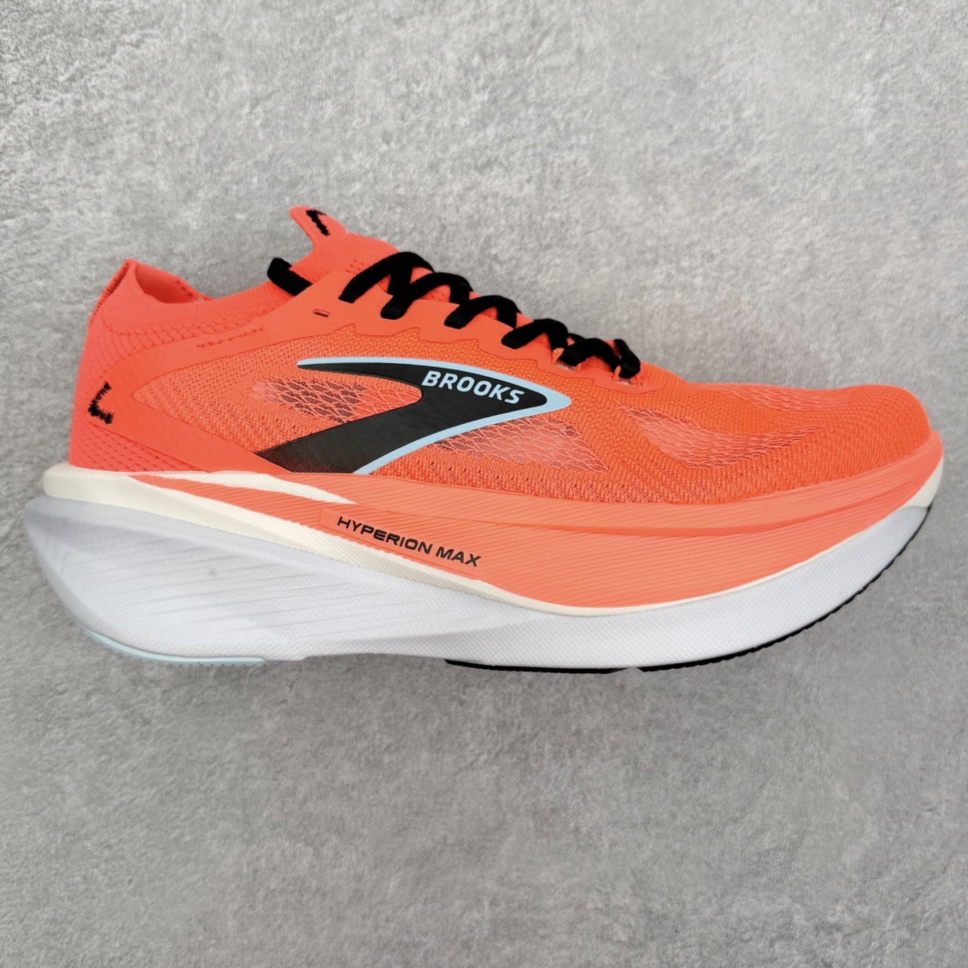 Brooks布鲁克斯 Hyperion Max 3 时尚舒适减震耐磨透气低帮跑步鞋 Brooks 四大跑鞋之一 百年品牌 跑鞋从外形上基本就能判断这是一款速度跑鞋 简洁干练的外形结构和极强的运动流线型看着非常有速度感 上脚的第一感觉是非常轻 美码9码的鞋单只206g不到 从个人偏好来说 200g左右的竞速鞋最具安全感 鞋面采用单层网布 很薄 前掌使用了大量开放式网眼 排气直接快速 透气性上乘 鞋舌也是轻量化设计 仅为一层麂皮 和脚背完美贴合 鞋舌中央有个防偏穿孔 从实际穿着来看 通常鞋舌都是外偏 如果是防偏穿孔位于中心 防偏效果其实并不十分有效 如果采用趋外侧的偏心设计更有效 鞋帮泡棉填充量不大 但非常紧凑 贴合舒适 包裹稳固 内置硬质TPU保证必要的稳定性 跑鞋中底采用的是DNA FLASH科技材料 DNA FLASH中底科技 是Brooks第一款将氮气注入中底的创新科技 主要原理是借助“超临界流体”发泡技术 将液态氮稳定的转化为气态氮 并使其均匀地形成无数紧密贴合的密闭式气囊结构 尺码：36 36.5 37.5 38 38.5 39 40 40.5 41 42 42.5 43 44 44.5 45-选品中心