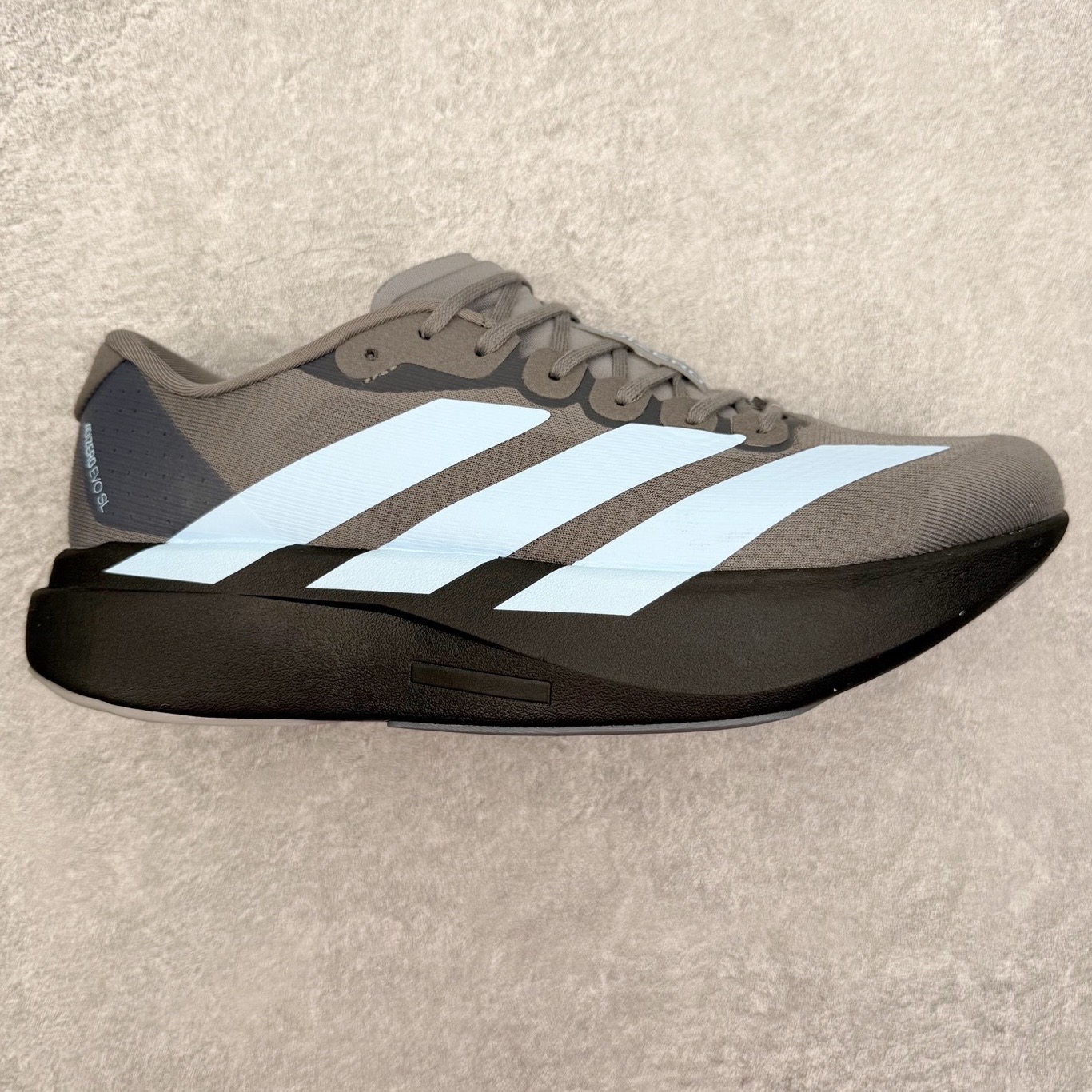 AD Adizero EVO SL 马拉松竞速专业跑鞋 CELERMESH针织网面非常轻薄 纤维间的缝隙很大 可以保证跑步时的透气、排汗效果 鞋舌直接与两侧的内衬和鞋底连接在一起 在跑步过程中不会被鞋舌的左右移动所困扰 在标准鞋带孔的基础上再拓宽一组鞋带孔 适合不同脚型的需求 突破性 EnergyRods 技术，有助于跑者实现更好的成绩 中底独特的LIGHTSTRIKE PRO泡棉材质 微弹感觉在跑步过程中给予了良好的支撑体验 对于顶级精英和高水平进阶跑者来说 ADIOS PRO是一双值得信赖的竞速比赛用鞋 尺码：36 36.5 37.5 38 38.5 39 40 40.5 41 42 42.5 43 44 44.5 45-选品中心