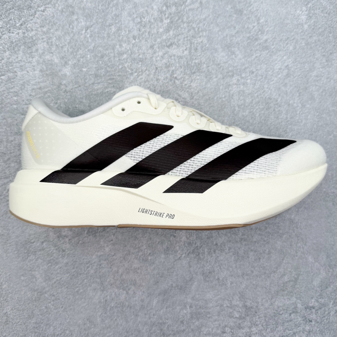 AD Adizero EVO SL 马拉松竞速专业跑鞋 CELERMESH针织网面非常轻薄 纤维间的缝隙很大 可以保证跑步时的透气、排汗效果 鞋舌直接与两侧的内衬和鞋底连接在一起 在跑步过程中不会被鞋舌的左右移动所困扰 在标准鞋带孔的基础上再拓宽一组鞋带孔 适合不同脚型的需求 突破性 EnergyRods 技术，有助于跑者实现更好的成绩 中底独特的LIGHTSTRIKE PRO泡棉材质 微弹感觉在跑步过程中给予了良好的支撑体验 对于顶级精英和高水平进阶跑者来说 ADIOS PRO是一双值得信赖的竞速比赛用鞋 尺码：36 36.5 37.5 38 38.5 39 40 40.5 41 42 42.5 43 44 44.5 45-选品中心