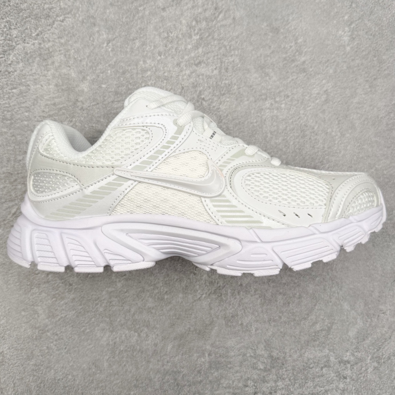 图片[7]-＃纯原福利 NK V5 RNR 舒适百搭防滑耐磨低帮跑步鞋 舒适有型适合日常穿着 该鞋款延续千禧年经典设计搭载泡绵中底 厚实而轻盈匠心细节巧搭立体耐克勾标志焕新演绎复古跑鞋 鞋款从千禧年美学汲取灵感 混搭多种材质突显层次感立体感和传统跑步风范 尺码：36 36.5 37.5 38 38.5 39 40 40.5 41 42 42.5 43 44 44.5 45-选品中心