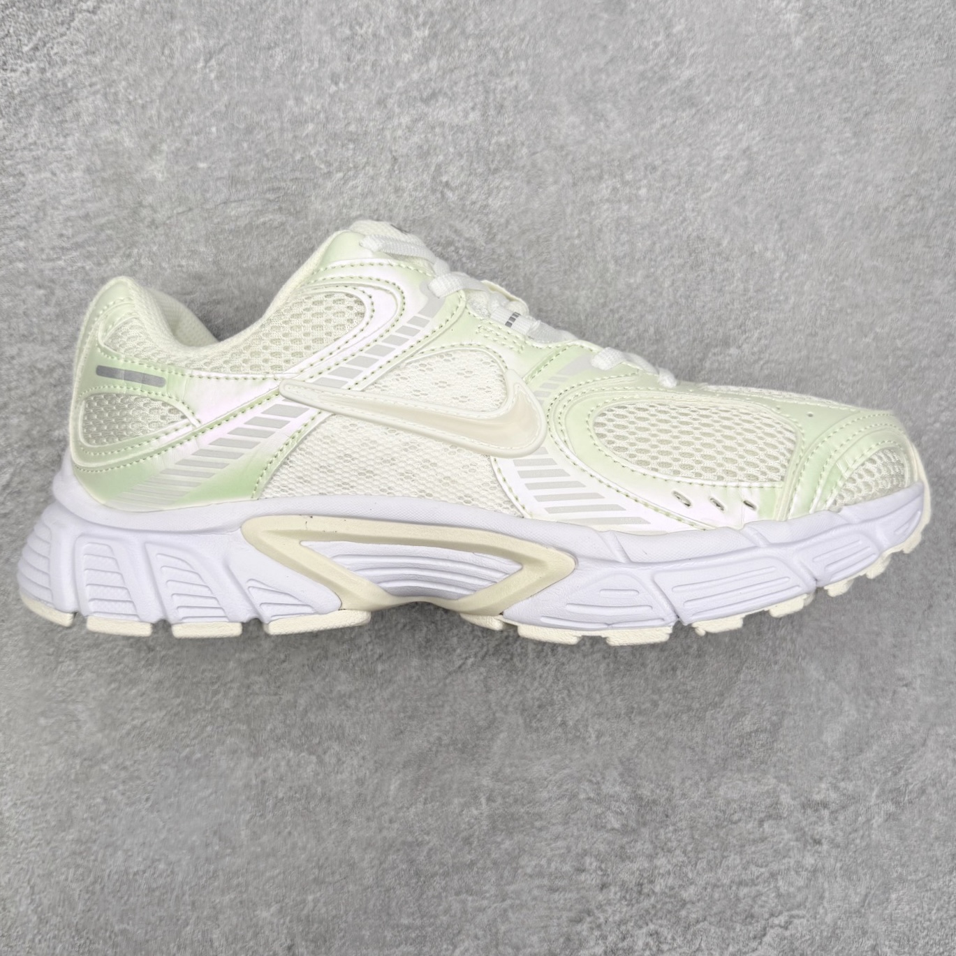 ＃纯原福利 NK V5 RNR 舒适百搭防滑耐磨低帮跑步鞋 舒适有型适合日常穿着 该鞋款延续千禧年经典设计搭载泡绵中底 厚实而轻盈匠心细节巧搭立体耐克勾标志焕新演绎复古跑鞋 鞋款从千禧年美学汲取灵感 混搭多种材质突显层次感立体感和传统跑步风范 尺码：36 36.5 37.5 38 38.5 39 40 40.5 41 42 42.5 43 44 44.5 45-选品中心