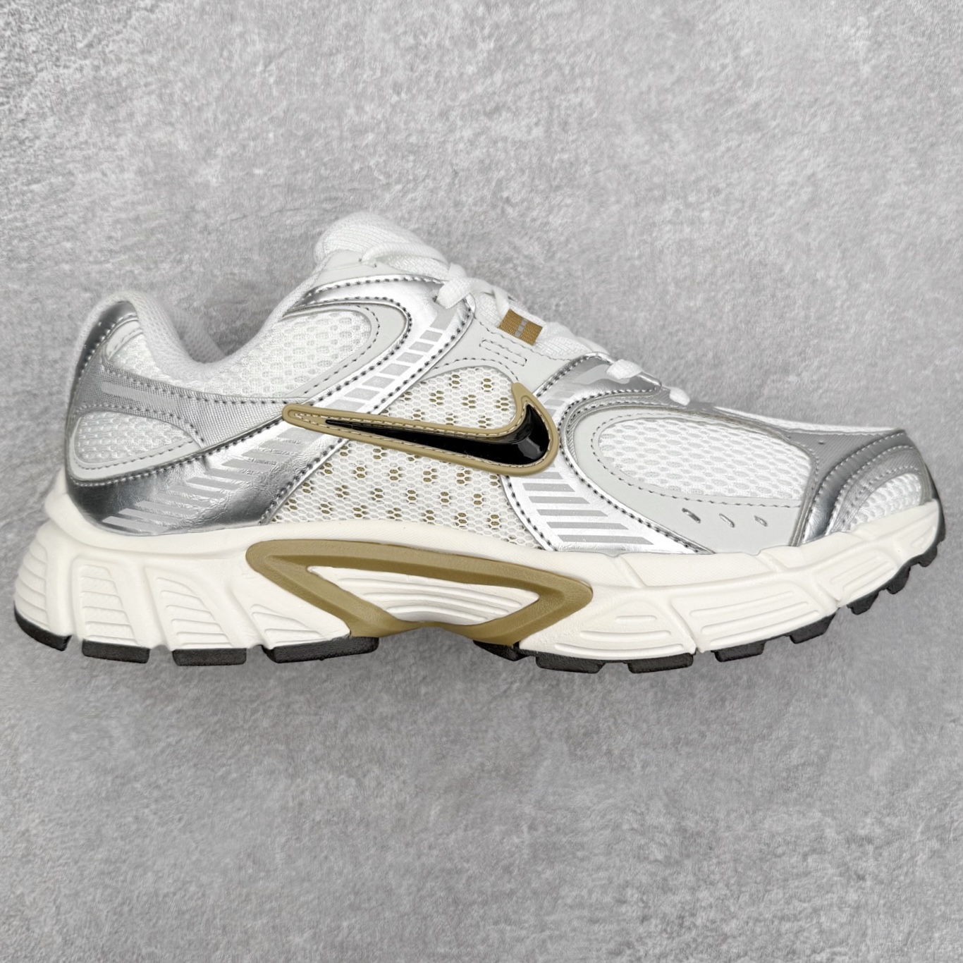 图片[5]-＃纯原福利 NK V5 RNR 舒适百搭防滑耐磨低帮跑步鞋 舒适有型适合日常穿着 该鞋款延续千禧年经典设计搭载泡绵中底 厚实而轻盈匠心细节巧搭立体耐克勾标志焕新演绎复古跑鞋 鞋款从千禧年美学汲取灵感 混搭多种材质突显层次感立体感和传统跑步风范 尺码：36 36.5 37.5 38 38.5 39 40 40.5 41 42 42.5 43 44 44.5 45-选品中心