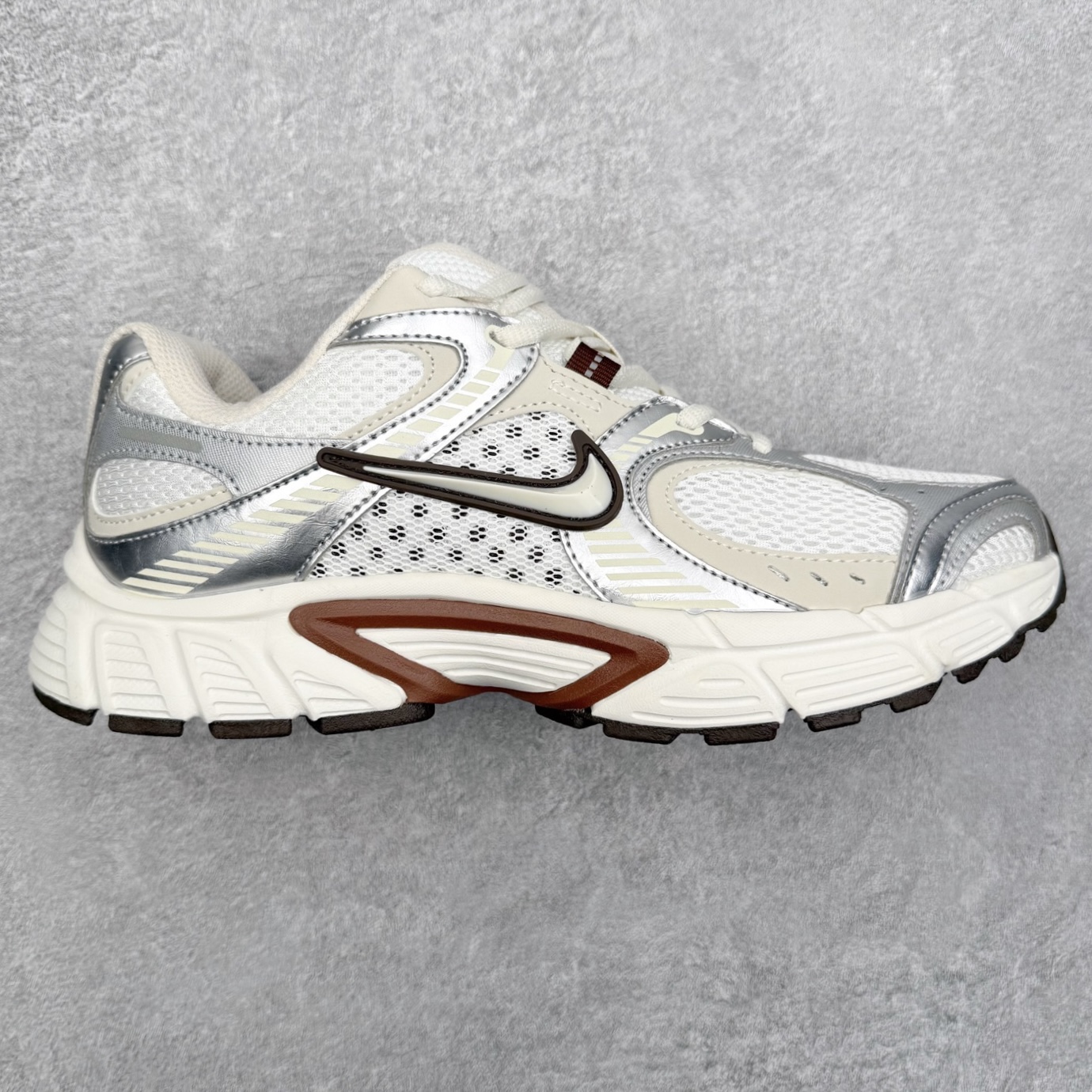 图片[4]-＃纯原福利 NK V5 RNR 舒适百搭防滑耐磨低帮跑步鞋 舒适有型适合日常穿着 该鞋款延续千禧年经典设计搭载泡绵中底 厚实而轻盈匠心细节巧搭立体耐克勾标志焕新演绎复古跑鞋 鞋款从千禧年美学汲取灵感 混搭多种材质突显层次感立体感和传统跑步风范 尺码：36 36.5 37.5 38 38.5 39 40 40.5 41 42 42.5 43 44 44.5 45-选品中心