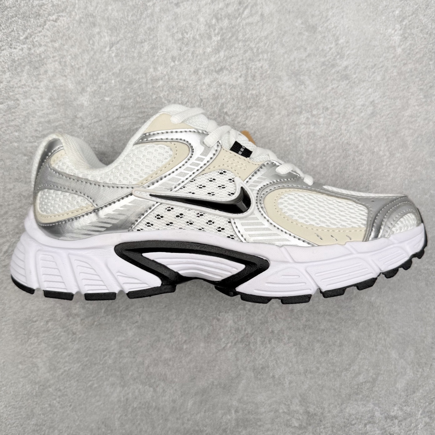 ＃纯原福利 NK V5 RNR 舒适百搭防滑耐磨低帮跑步鞋 舒适有型适合日常穿着 该鞋款延续千禧年经典设计搭载泡绵中底 厚实而轻盈匠心细节巧搭立体耐克勾标志焕新演绎复古跑鞋 鞋款从千禧年美学汲取灵感 混搭多种材质突显层次感立体感和传统跑步风范 尺码：36 36.5 37.5 38 38.5 39 40 40.5 41 42 42.5 43 44 44.5 45-选品中心