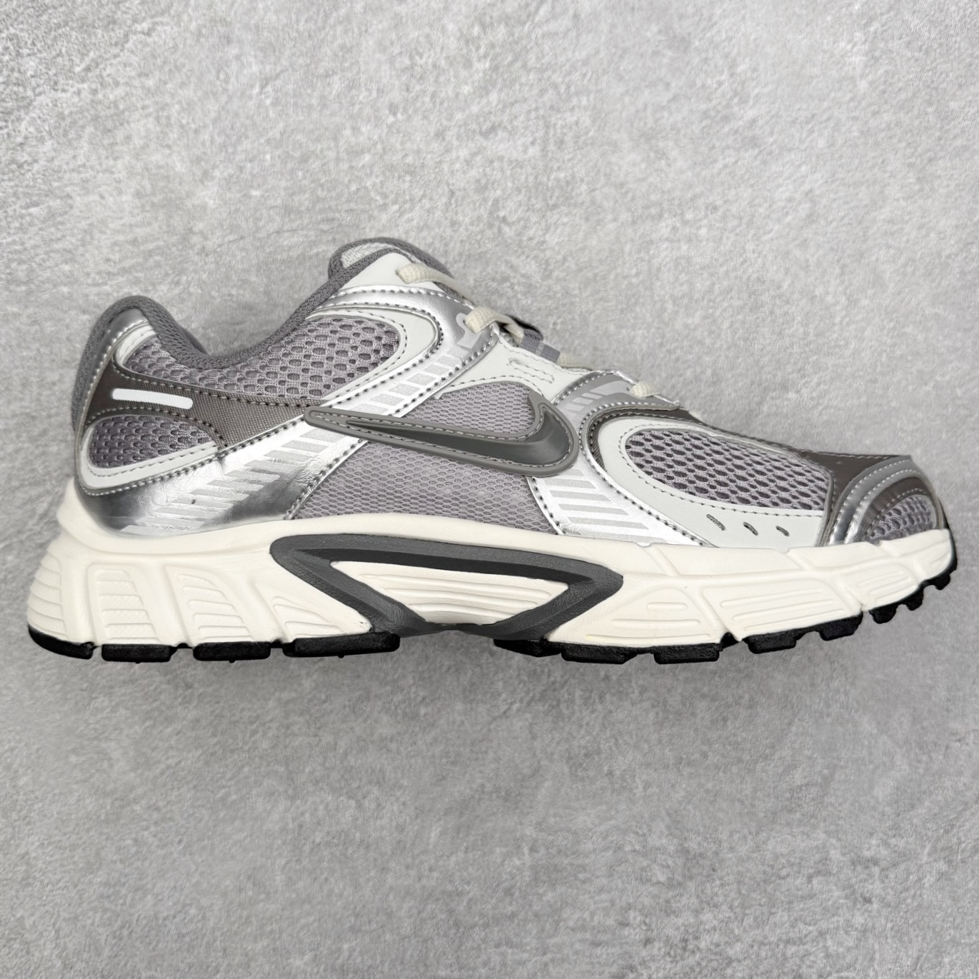 ＃纯原福利 NK V5 RNR 舒适百搭防滑耐磨低帮跑步鞋 舒适有型适合日常穿着 该鞋款延续千禧年经典设计搭载泡绵中底 厚实而轻盈匠心细节巧搭立体耐克勾标志焕新演绎复古跑鞋 鞋款从千禧年美学汲取灵感 混搭多种材质突显层次感立体感和传统跑步风范 尺码：36 36.5 37.5 38 38.5 39 40 40.5 41 42 42.5 43 44 44.5 45-选品中心