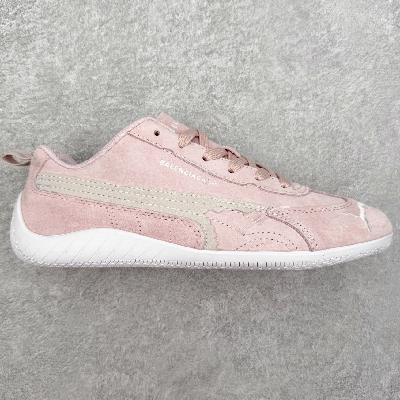 Balenciaga x PUMA/彪马 Speedcat 巴黎世家联名系列薄底鞋牛皮圆头做旧磨损低帮生活休闲鞋 男女同款 选用了近两年人气极高的 “薄底鞋” PUMA Speedcat 为蓝本，带来了多个不同配色的联名鞋款。在色调上继承了这双赛车鞋原本的惯用方案，但鞋身侧面标志性的 PUMA Formstrip 标志则采用了 “破坏做旧” 的手法，这也是 Balenciaga 鞋款极为常见的风格。 将白色的 PUMA Formstrip 撕掉了一大半，这极为 “粗暴” 的处理方式，在街头绝对有着十足的回头率。鞋头的 PUMA Logo 得以保留，烫金的 BALENCIAGA 字样则表明了它的联名身份，后跟则是鞋款的尺码，这也是 Balenciaga 鞋款的家族习惯。实拍调校N版已经零色差零失真 百分百还原实物色彩所见即所得 不存在货不对板色差等低级问题 选购参考实物拍摄 不混卖不参货 只用心做好货严格选品 承诺混一赔十 尺码：36 36.5 37.5 38 38.5 39 40 40.5 41 42 42.5 43 44 44.5 45-选品中心