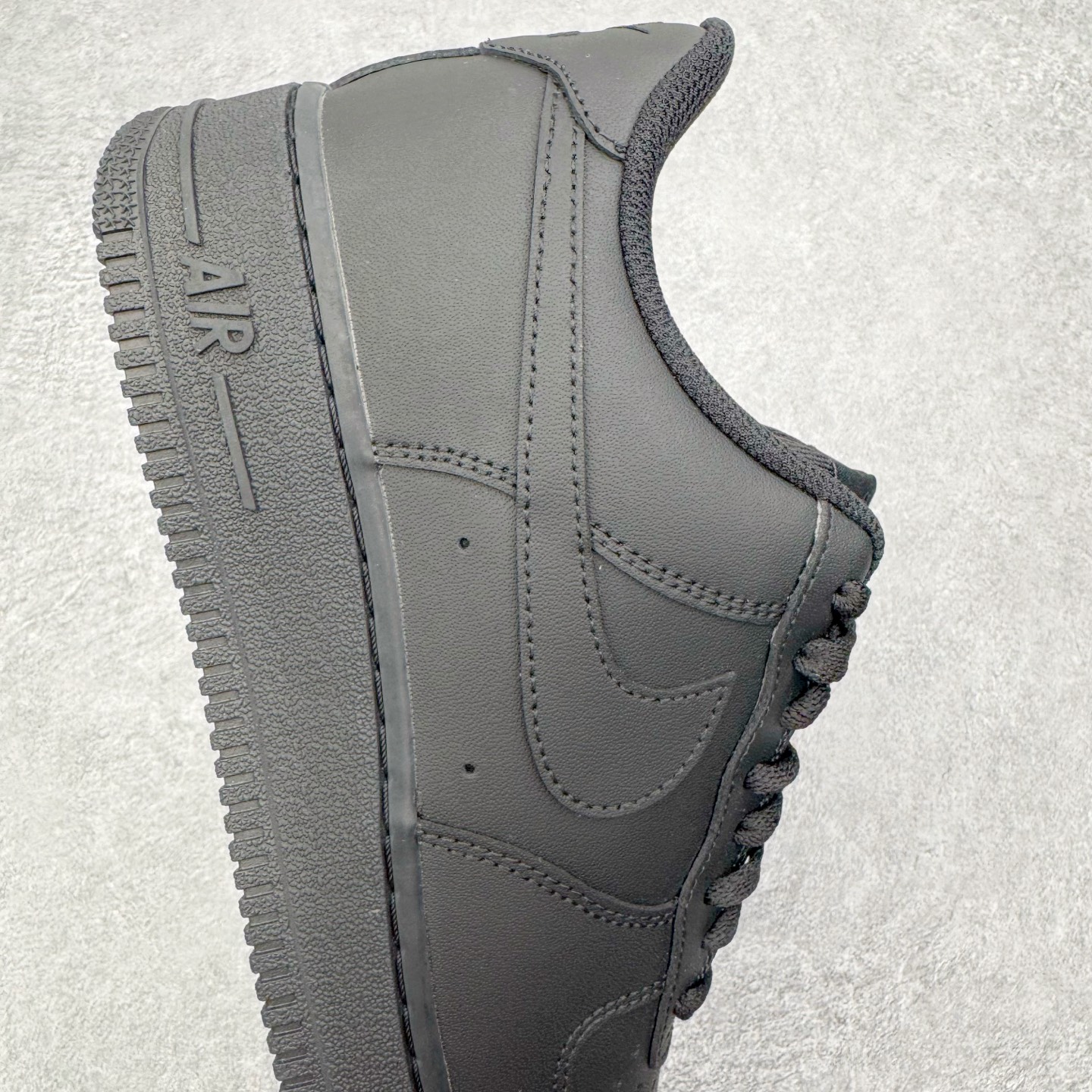 图片[6]-＃G5 NK Air Force 1 Low \’07 空军一号低帮经典板鞋 纯黑 哑光 CW2288-001 同步官方2025全新版本 不规则波浪大底咬花 全鞋电脑针车 工整有序 视觉效果满分 原厂拉帮手法 标准四线 密度针距针孔大小控制到位 原装反口里网布海绵 正确卡色网眼大小 新版鞋撑改用纸团代替 原厂港宝加持完美还原灵魂版型 原盒原配从里到外百分百还原 原厂全头层原厂皮料 原标原盒 内置Sole气垫 中底白色背胶 中底划线 已经无限的接近公司 原厂楦头 原厂刺绣 后跟弧度修正 独家私模最大开发到47.5 尺码：35.5 36 36.5 37.5 38 38.5 39 40 40.5 41 42 42.5 43 44 44.5 45 46 47.5-选品中心